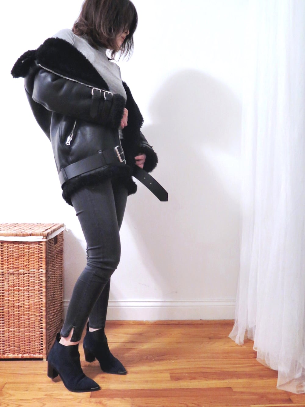 「shearling jacket、leather jacket、biker leather jacket、AcneStudios、cold weather、winter、luxury」｜「Acne StudiosのAcne Studios Velocite Leather Jacket（ライダースジャケット、ブラック系）」を使った、heatherzhyさん（レディース・165cm）の春コーディネートの1枚目の写真