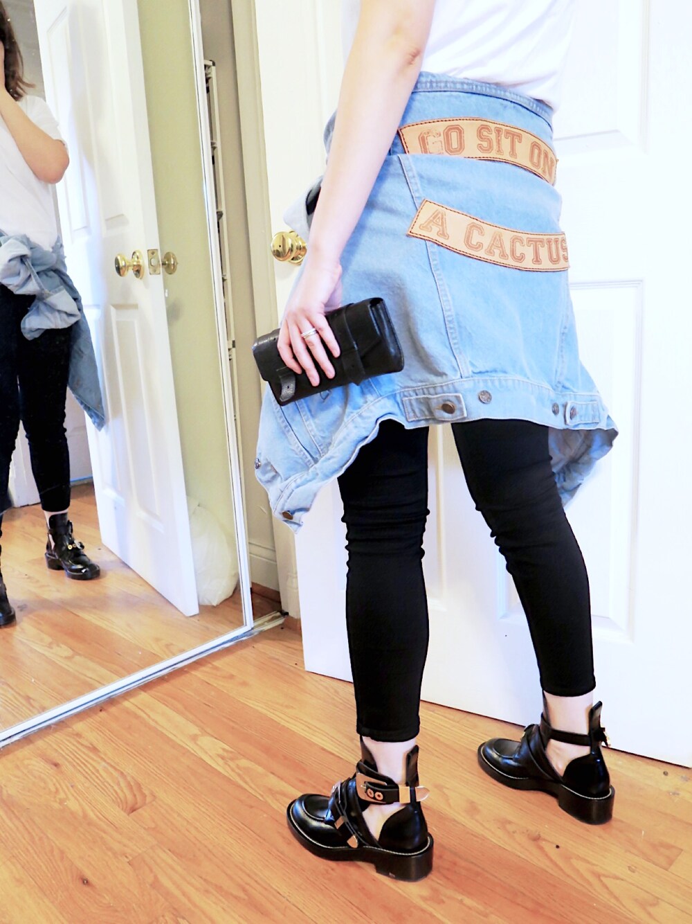 「denimjacket、boots、BALENCIAGA、PROENZA SCHOULER、offduty」｜「BALENCIAGAのBalenciaga - Cutout Glossed-leather Ankle Boots - Black（ブーツ、ブラック系）」を使った、heatherzhyさん（レディース・165cm）の春コーディネートの1枚目の写真
