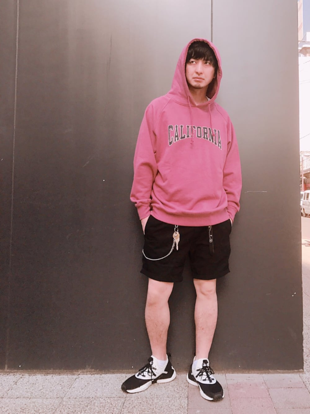 「シンプル、スニーカーコーデ、streetstyle、summer、ショートパンツ、スケータースタイル、ピンク、ビッグシルエット、パーカー、肌ウーノ」｜「ZIP FIVEの裏毛プリントラグランビッグプルパーカー【ビッグシルエットパーカー】（パーカー、ピンク系）」を使った、ししまるさん（メンズ・178cm）の春コーディネートの1枚目の写真