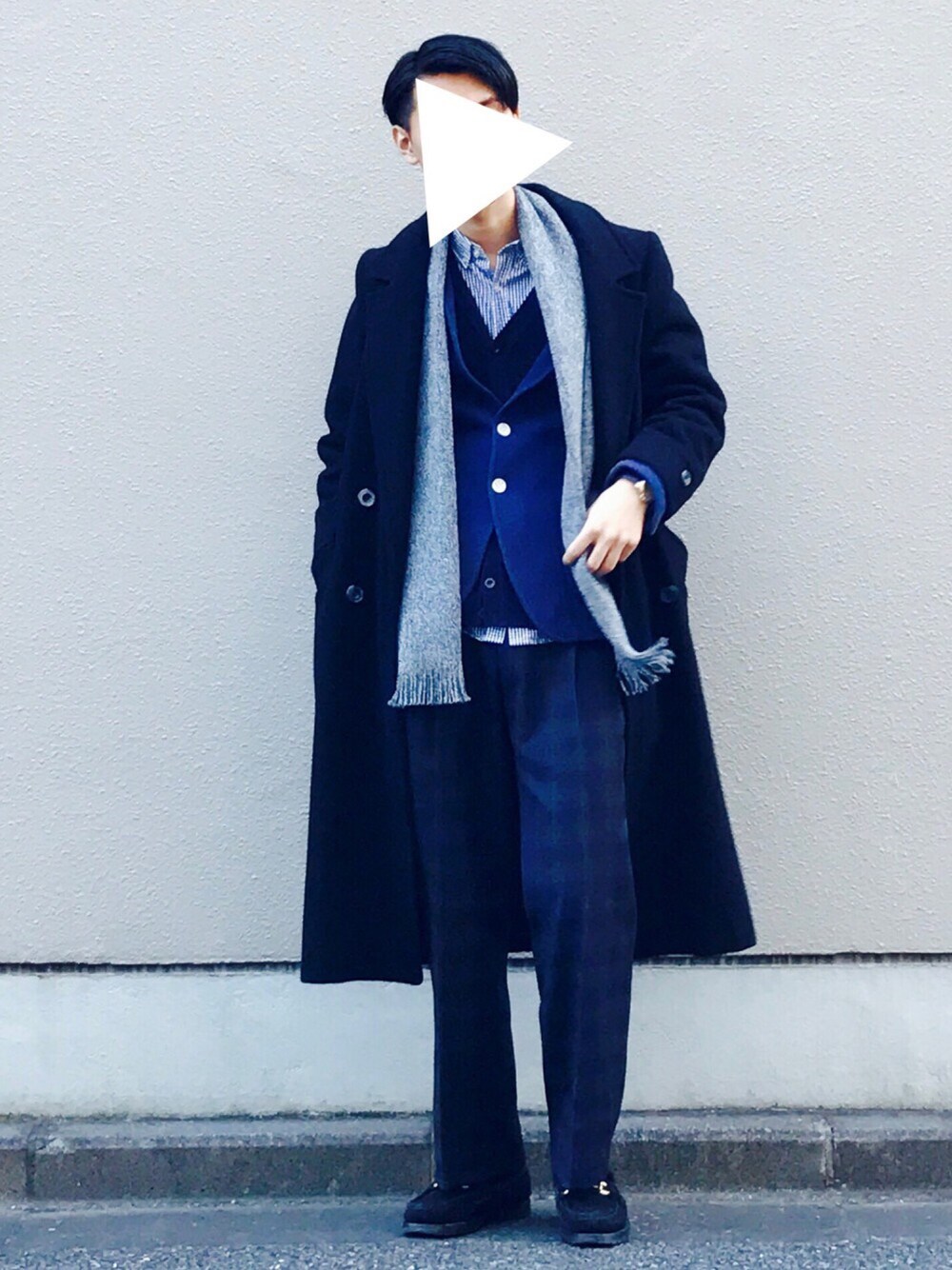 「ロングコート、ワイドパンツ、ベスト、ジャケット、ギンガムチェックシャツ、ラッセル、マフラー、チェック柄、トラッド、古着」｜「Paul SmithのWOOL RUSSEL MUFFLER / 260427 RS（マフラー、グレー系）」を使った、Kazuさん（メンズ・178cm）の冬コーディネートの1枚目の写真