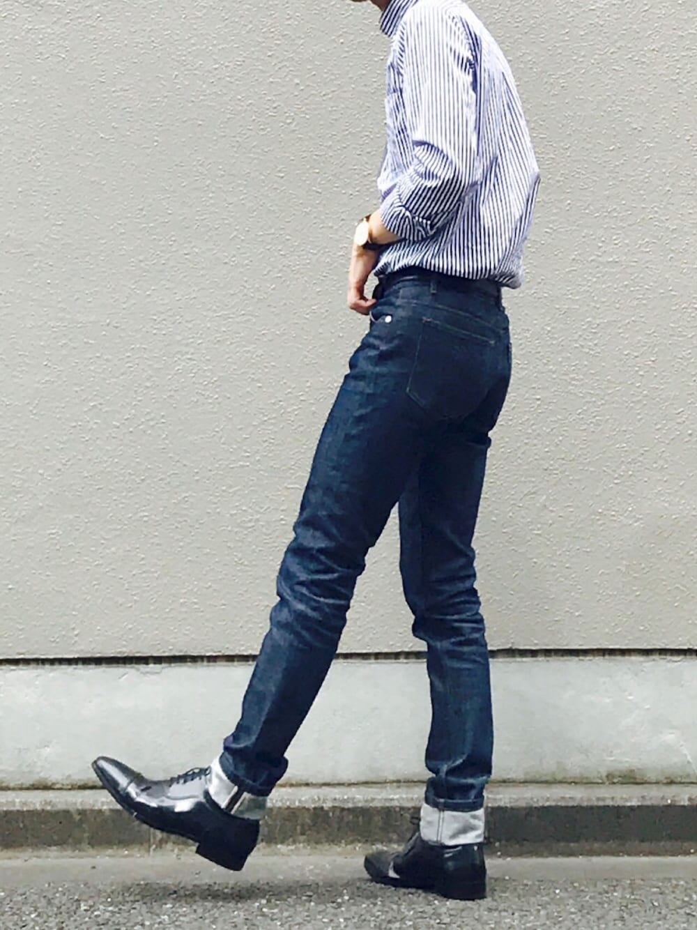「ストライプシャツ、ストライプ、デニムパンツ、スキニーデニム、リジットデニム、タックイン、ベルト、ストレートチップ、シンプルコーデ、夏コーデ」｜「THOMAS MASONのロンドンストライプシャツボタンダウンシャツ（シャツ/ブラウス、ブルー系）」を使った、Kazuさん（メンズ・178cm）の夏コーディネートの1枚目の写真