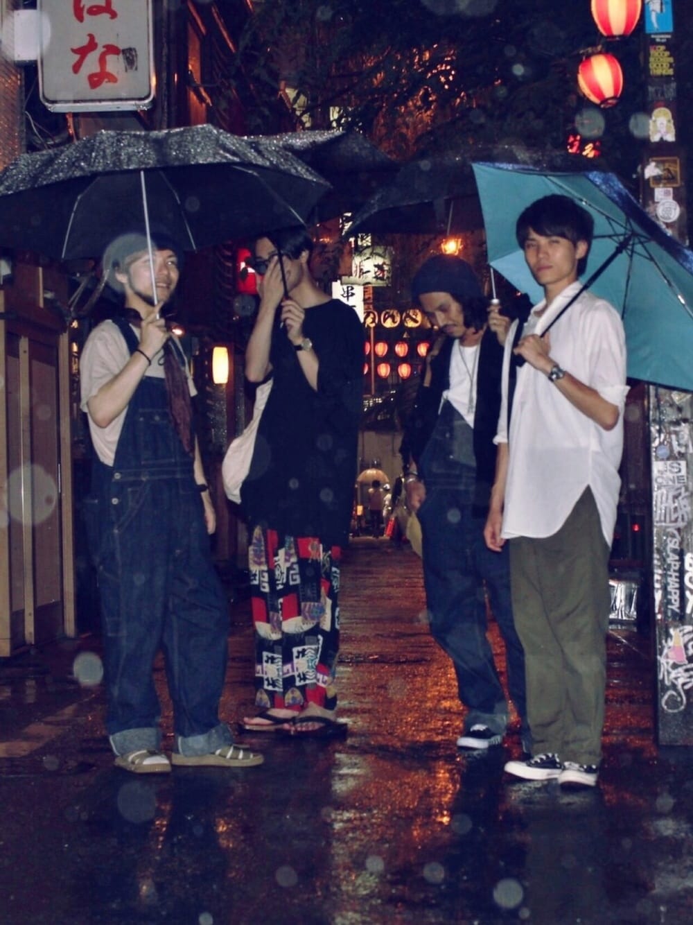 「ビッグT、柄パンツ、黒Tシャツ、センター分け、下駄、傘、梅雨コーデ、古着MIX、夏コーデ、夜」｜「unrelaxingのスーパーオーバーサイズビッグTシャツ ビッグシルエットドロップショルダーTシャツ（Tシャツ/カットソー、ブラック系）」を使った、Kazuさん（メンズ・178cm）の夏コーディネートの1枚目の写真