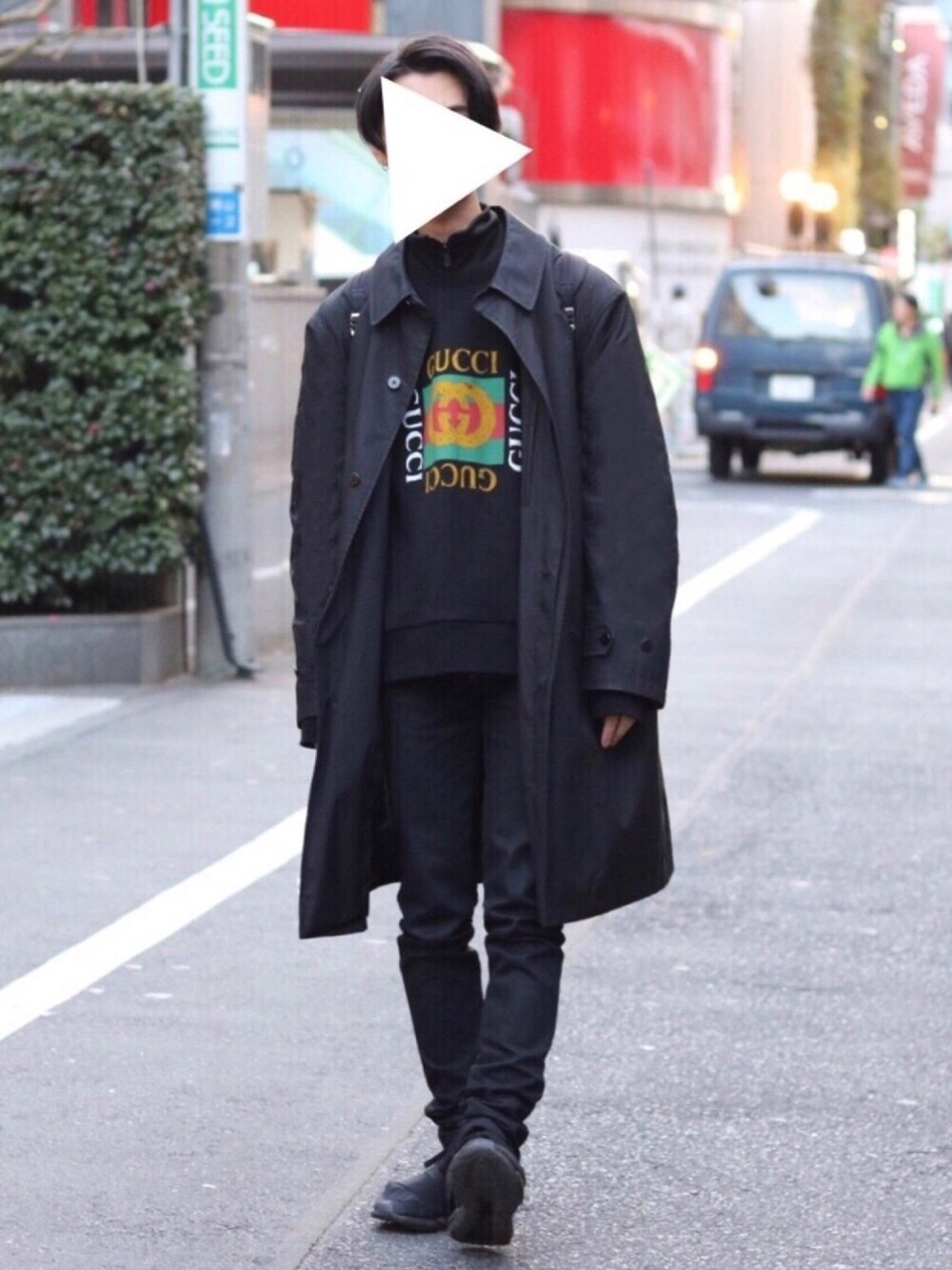 「ロゴスウェット、gucciスウェット、スウェットシャツ、トレーナー、トラックトップ、トラックジャケット、黒スキニー、ステンカラーコート、バックパック、オールブラック」｜「Yohji Yamamoto D'URBAN A.A.Rのアイテム（ジャケット/アウター、ブラック系）」を使った、Kazuさん（メンズ・178cm）の冬コーディネートの1枚目の写真