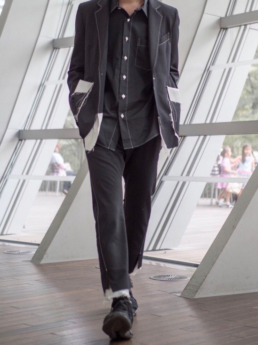 「shiyoh、sulvam、qasa high、Y-3、サルバム、白ステッチ、セットアップ、切りっぱなし、オールブラック、モードストリート」｜「sulvamのsulvam（サルバム）SHORT JACKET（テーラードジャケット、ブラック系）」を使った、Kazuさん（メンズ・178cm）の夏コーディネートの1枚目の写真