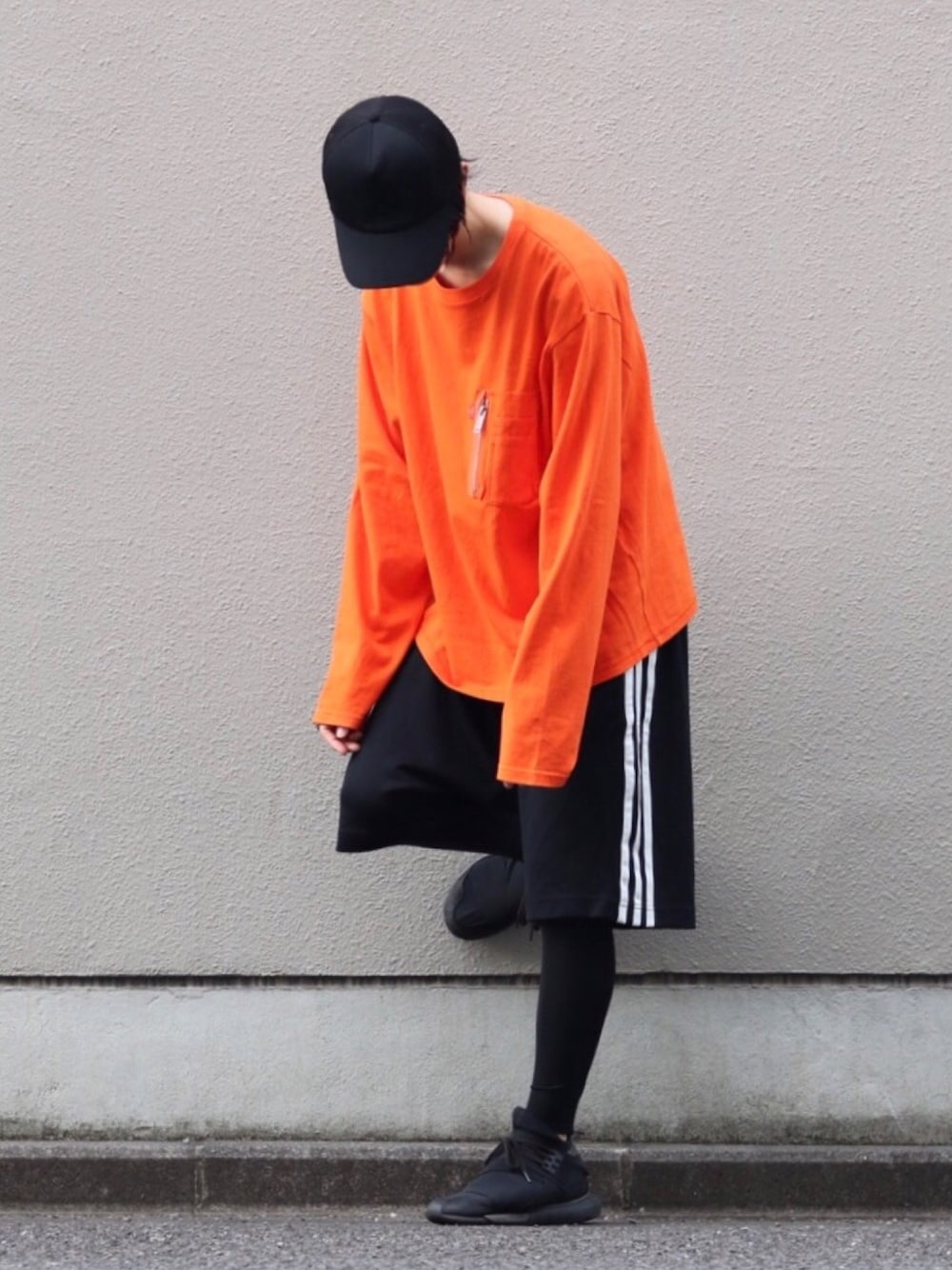 「shiyoh、qasa high、オレンジ、ハーフパンツ、ショーツスタイル、短パン、ラインパンツ、トラックパンツ、レギンス、キャップ」｜「CHRISTIAN DADAのSignature Flight Long Sleeve T-shirt（Tシャツ/カットソー、オレンジ系）」を使った、Kazuさん（メンズ・178cm）の夏コーディネートの1枚目の写真