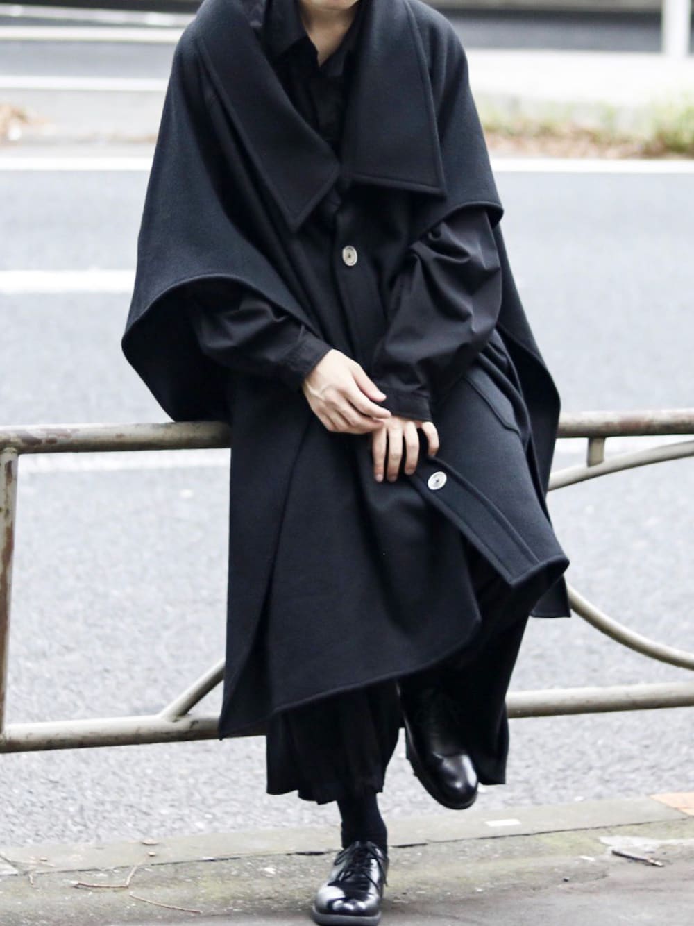 「shiyoh、yohjiyamamoto、ANREALAGE、アンリアレイジ(ANREALAGE)、オールブラック、ヨウジヤマモト、ロングシャツ、ポンチョコート、冬コーデ、モード」｜「ANREALAGEのWOOL SHIRTS COLLAR PONCHO（ポンチョ、ブラック系）」を使った、Kazuさん（メンズ・178cm）の秋コーディネートの1枚目の写真