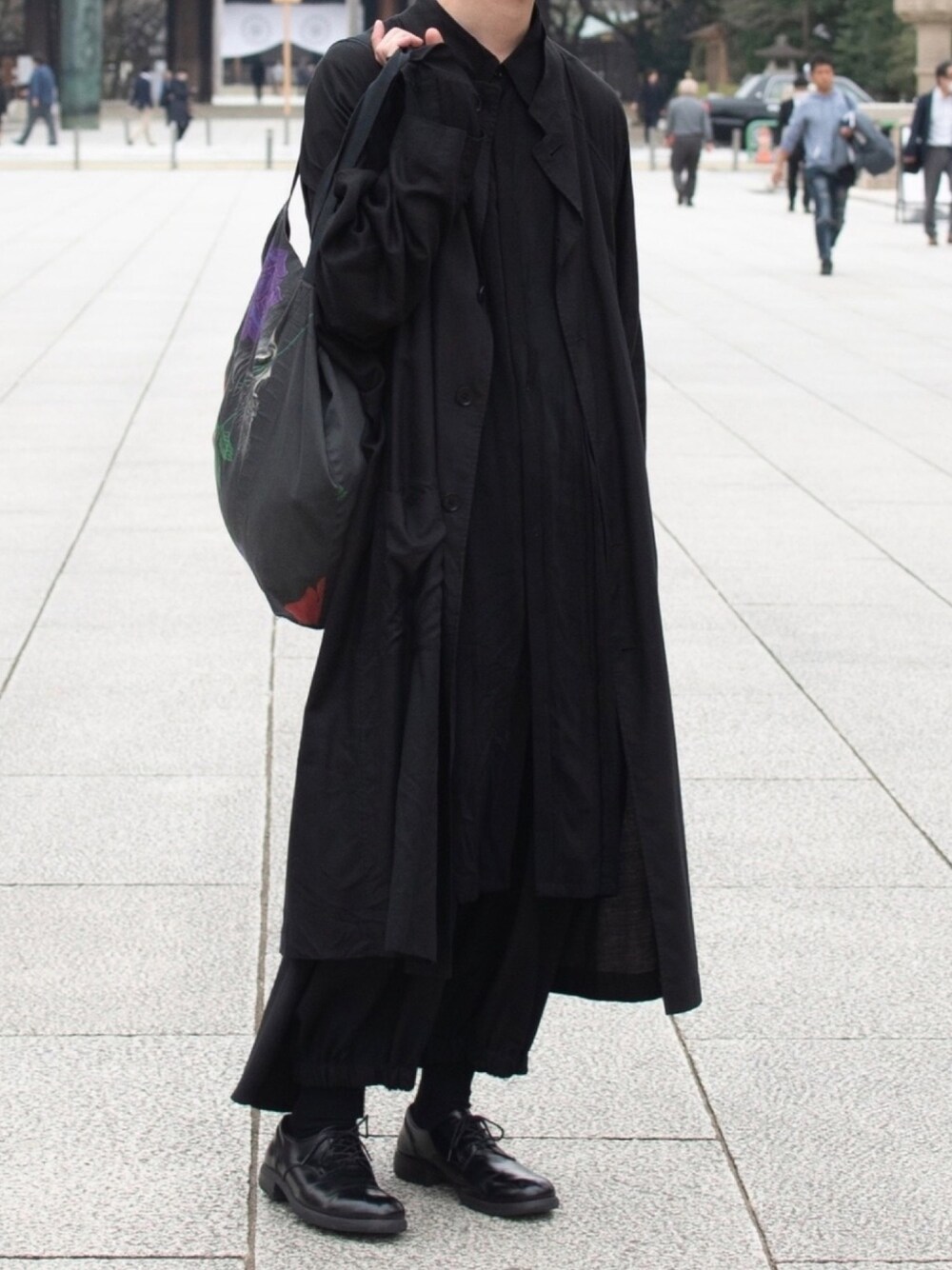 BLACK Scandal Yohji Yamamotoのトートバッグを使った人気ファッション