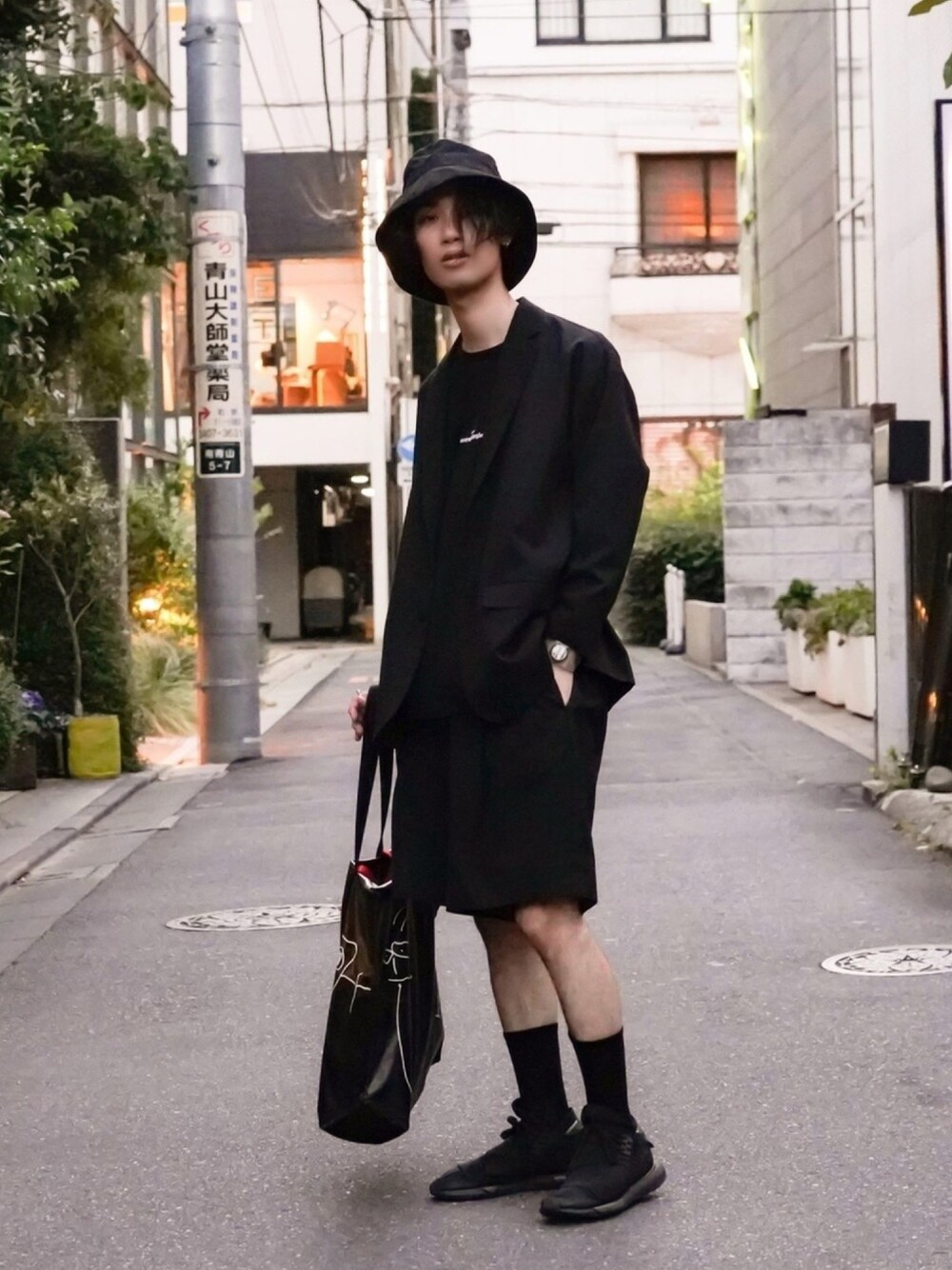 「shiyoh、オールブラック、ハーフパンツ、短パン、バケットハット、トートバッグ、メゾンマルジェラ、マルジェラ、休日スタイル、ゆるコーデ」｜「Dulcamaraの2019春夏　よそいきオーバージャケット（テーラードジャケット、ブラック系）」を使った、Kazuさん（メンズ・178cm）の夏コーディネートの1枚目の写真