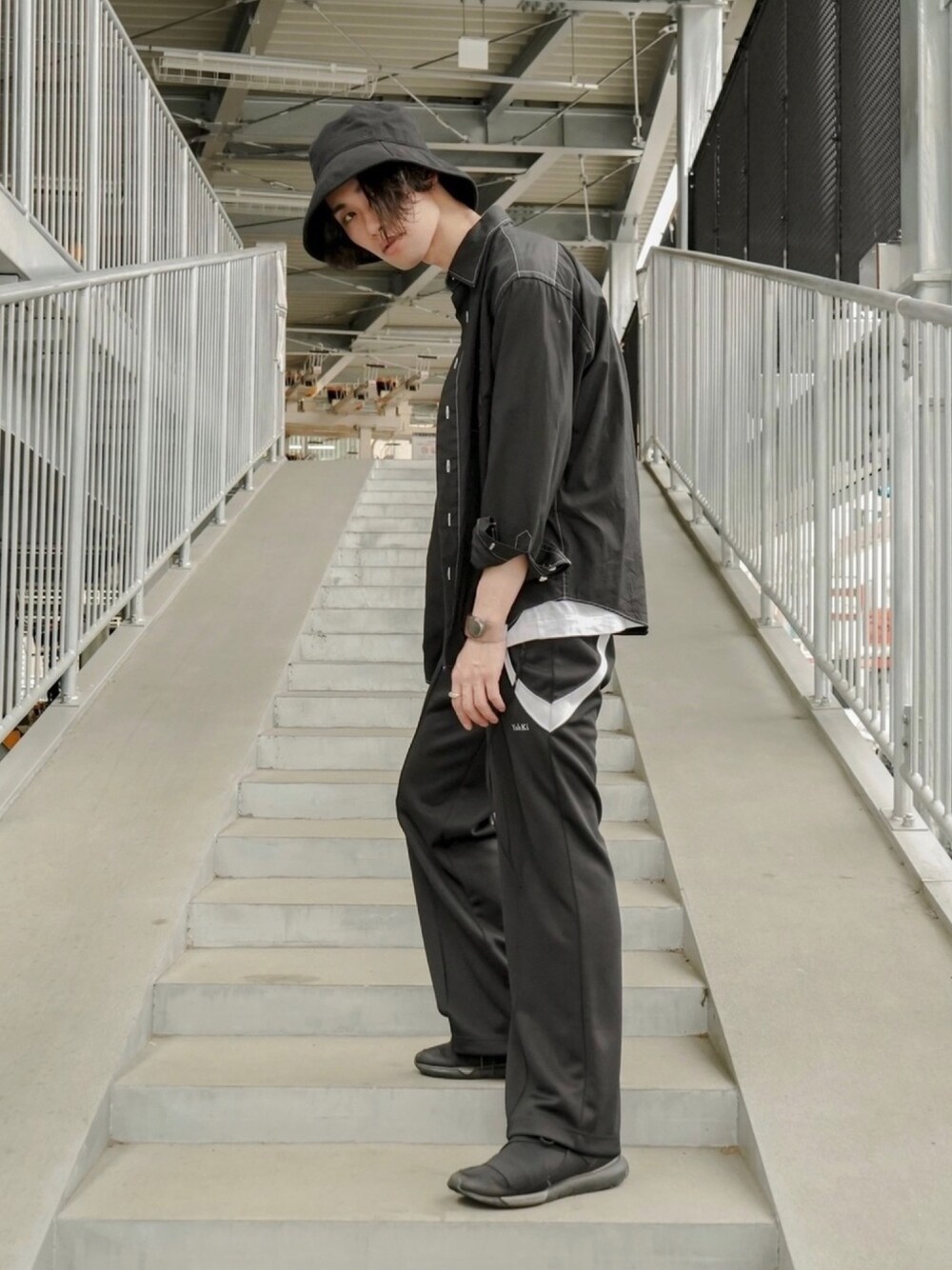 "Himotsuki" flare track pants BLACK 黒
