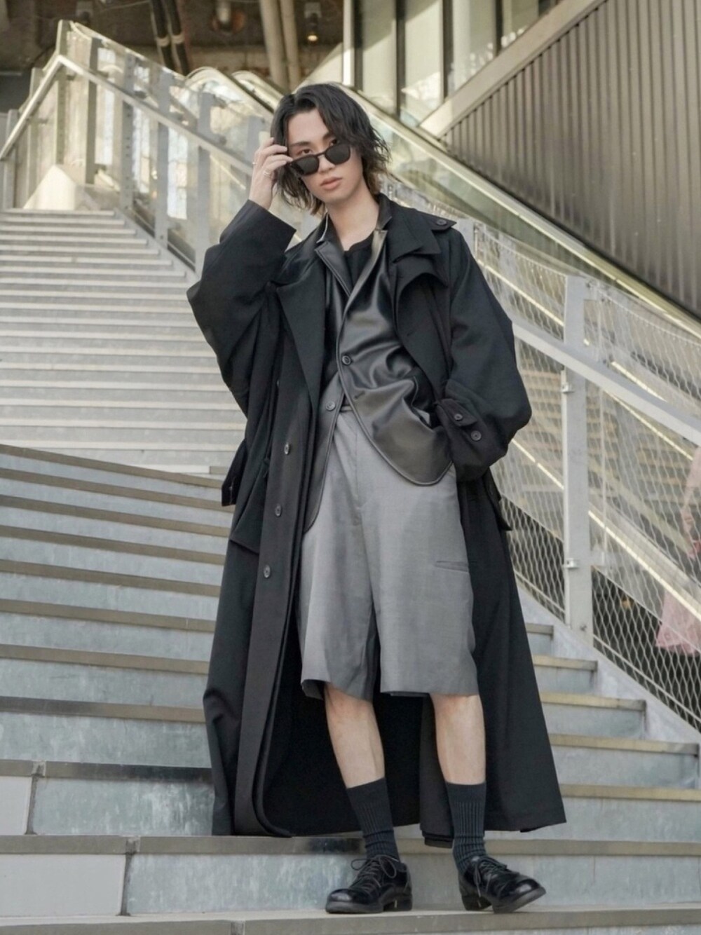 ブラック系のテーラードジャケット、ブラック系のトレンチコート、ブラック系のTシャツ/カットソーを着用したメンズの春コーディネートの1枚目の写真