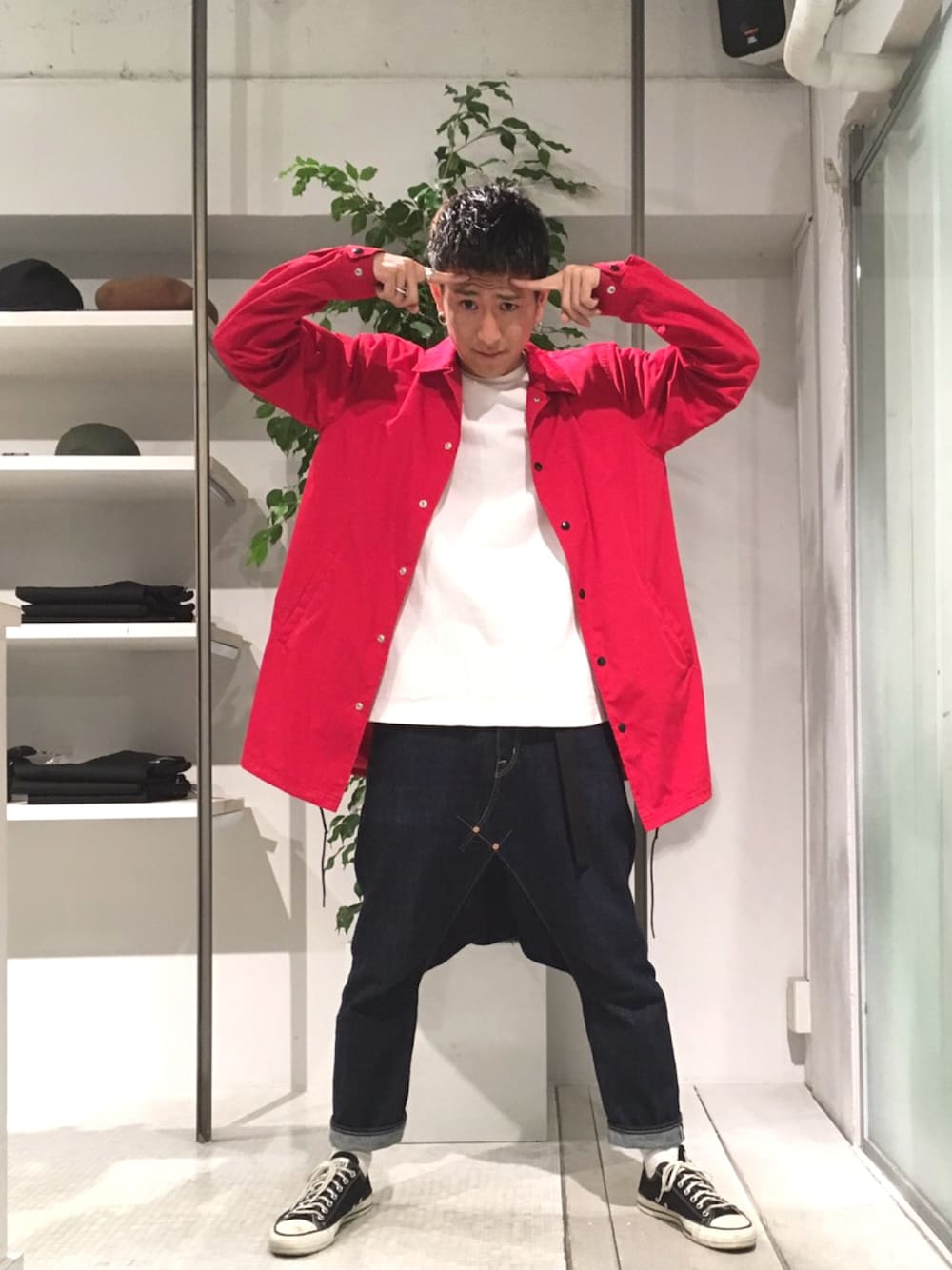 ホワイト系のTシャツ/カットソー、レッド系のステンカラーコート、ブラック系のデニムパンツを着用したメンズの夏コーディネートの1枚目の写真