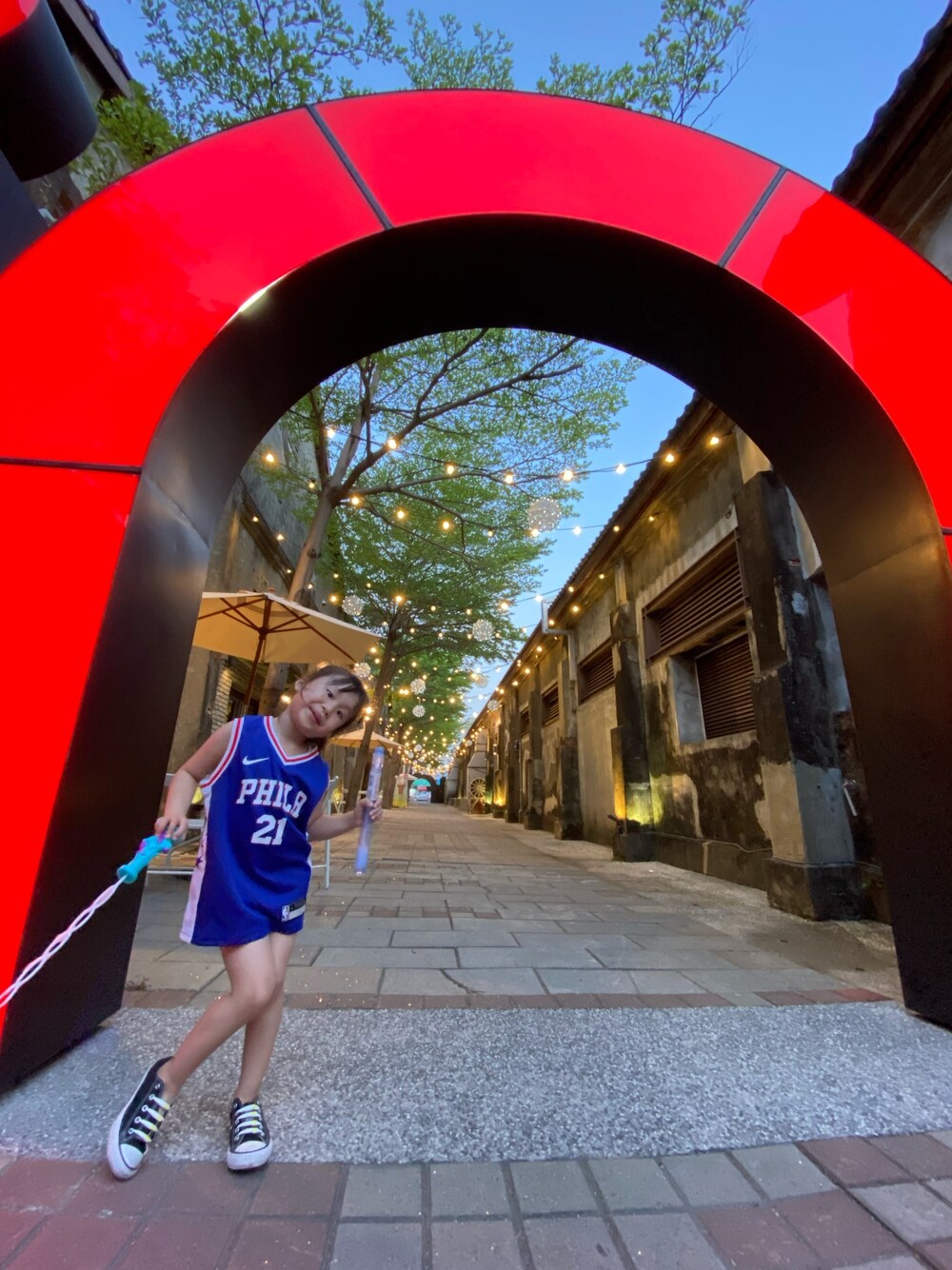 「NIKEのアイテム（ジャンパースカート、ブルー系）」を使った、yonex729さん（キッズ・110cm）の夏コーディネートの1枚目の写真