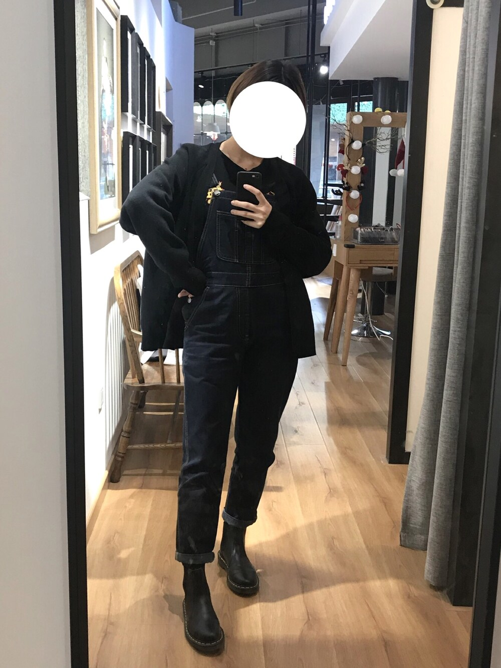 「Dr. Martensのアイテム（ブーツ、ブラック系）」を使った、silverさん（レディース・166cm）の冬コーディネートの1枚目の写真