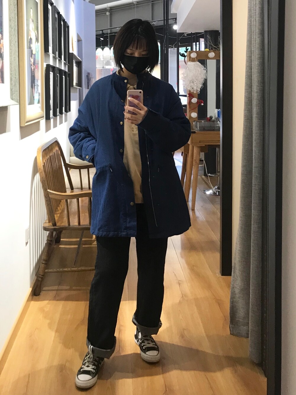 「CONVERSEのアイテム（スニーカー、ブラック系）」を使った、silverさん（レディース・166cm）の冬コーディネートの1枚目の写真