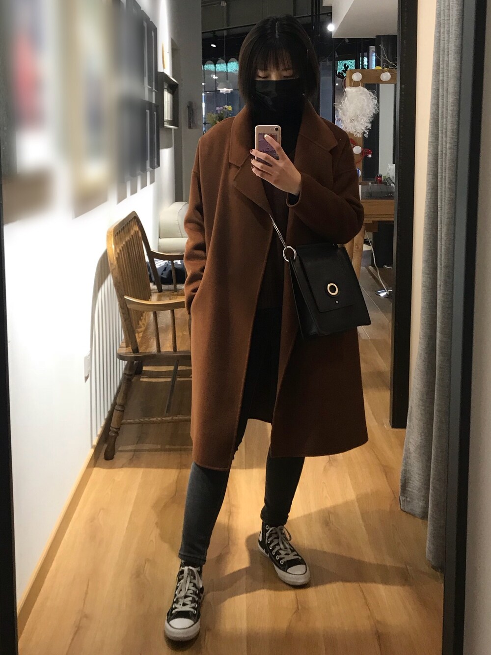 「CONVERSEのアイテム（スニーカー、ブラック系）」を使った、silverさん（レディース・166cm）の冬コーディネートの1枚目の写真