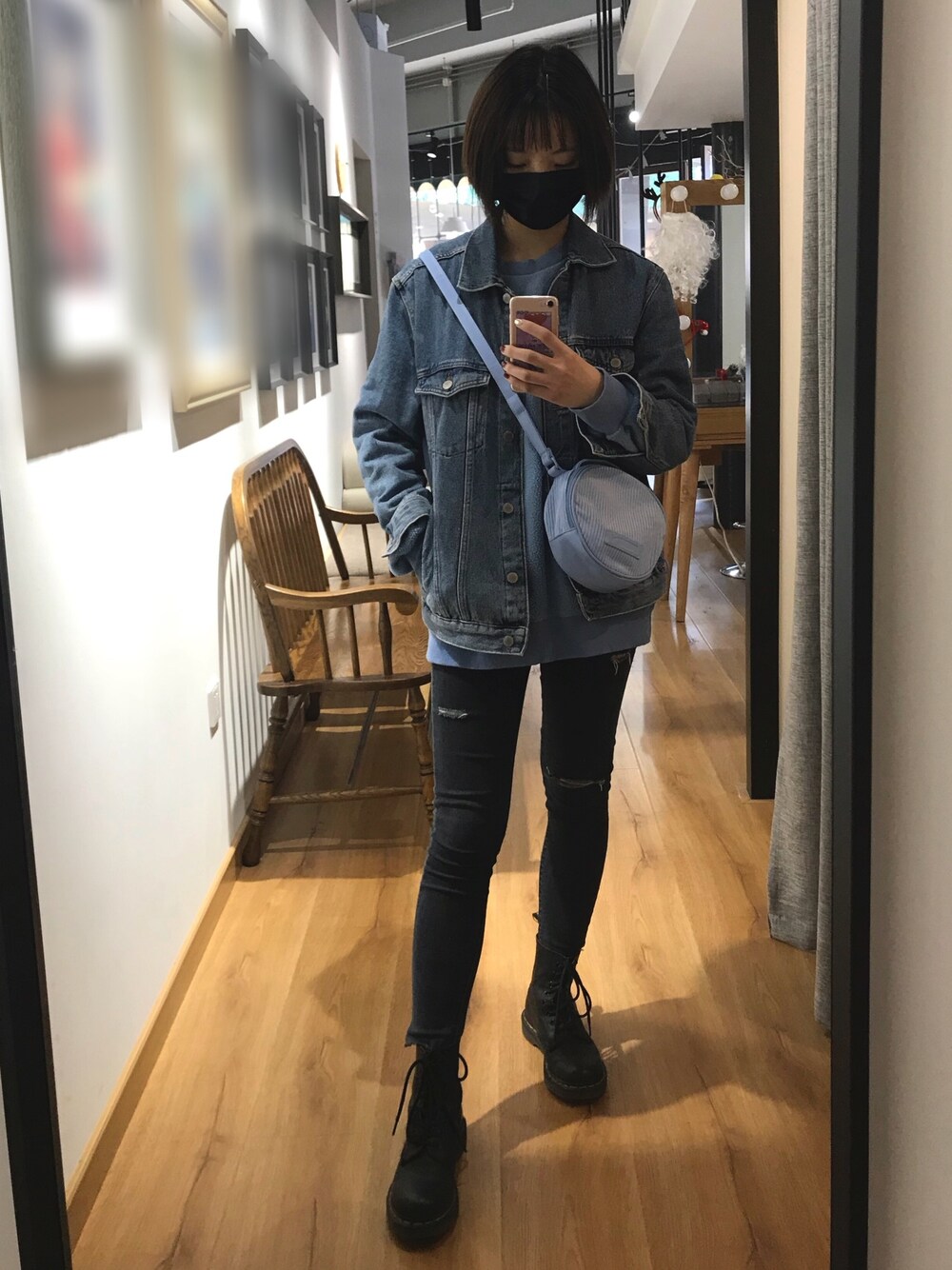 「Dr. Martensのアイテム（ブーツ、ブラック系）」を使った、silverさん（レディース・166cm）の春コーディネートの1枚目の写真