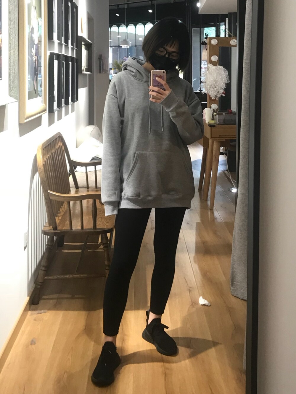「adidasのアイテム（スニーカー、ブラック系）」を使った、silverさん（レディース・166cm）の春コーディネートの1枚目の写真