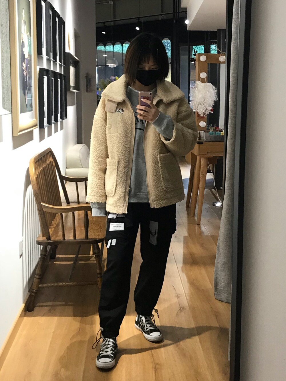 「CONVERSEのアイテム（スニーカー、ブラック系）」を使った、silverさん（レディース・166cm）の春コーディネートの1枚目の写真