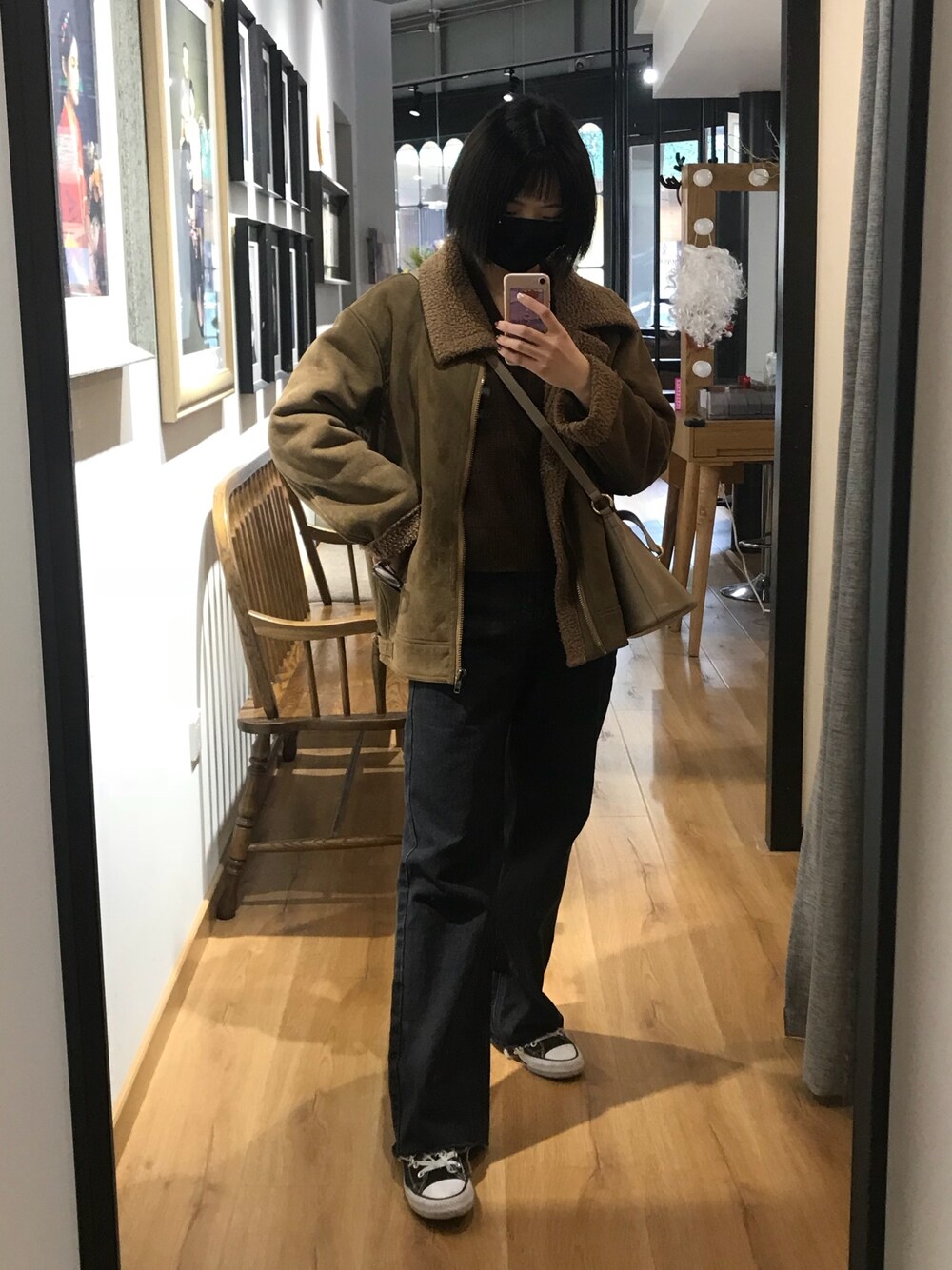 「CONVERSEのアイテム（スニーカー、ブラック系）」を使った、silverさん（レディース・166cm）の春コーディネートの1枚目の写真