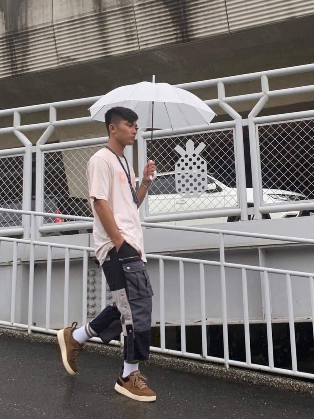 「NMR、ootd、球鞋、NIKE、Carhartt WIP(Carhartt WIP)、AIR FORCE 1、REMIX、AES、拼接褲、雨天搭配」｜「REMIXのアイテム（Tシャツ/カットソー、ピンク系）」を使った、Hcyさん（メンズ・182cm）の秋コーディネートの1枚目の写真