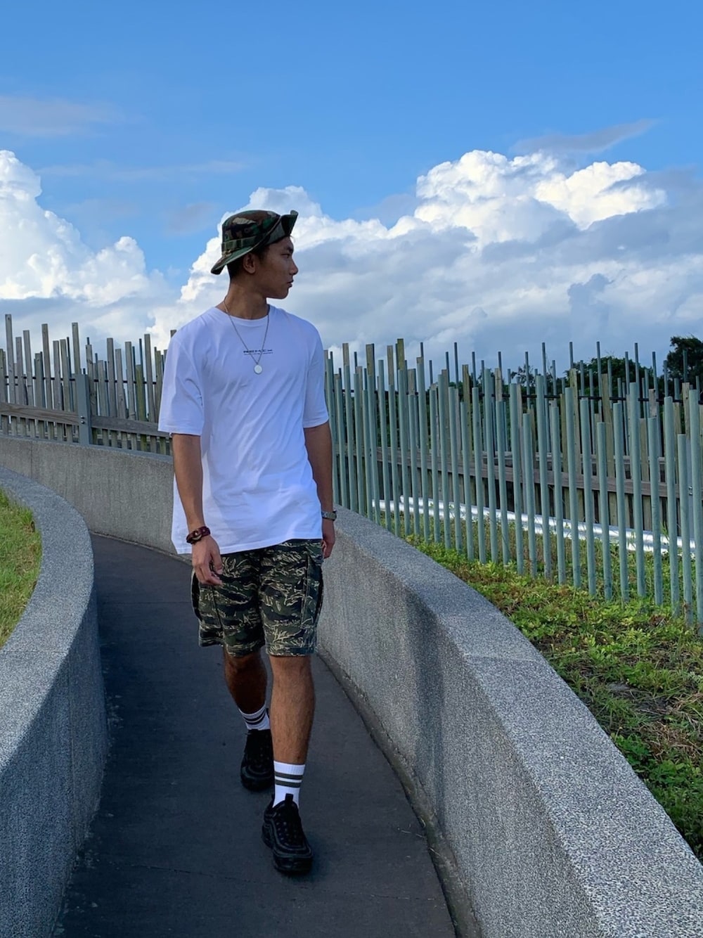 「NMR、ootd、球鞋、NIKE、air max 97、漁夫帽、白T、REMIX、mania、工裝褲」｜「REMIXのアイテム（Tシャツ/カットソー、ホワイト系）」を使った、Hcyさん（メンズ・182cm）の秋コーディネートの1枚目の写真