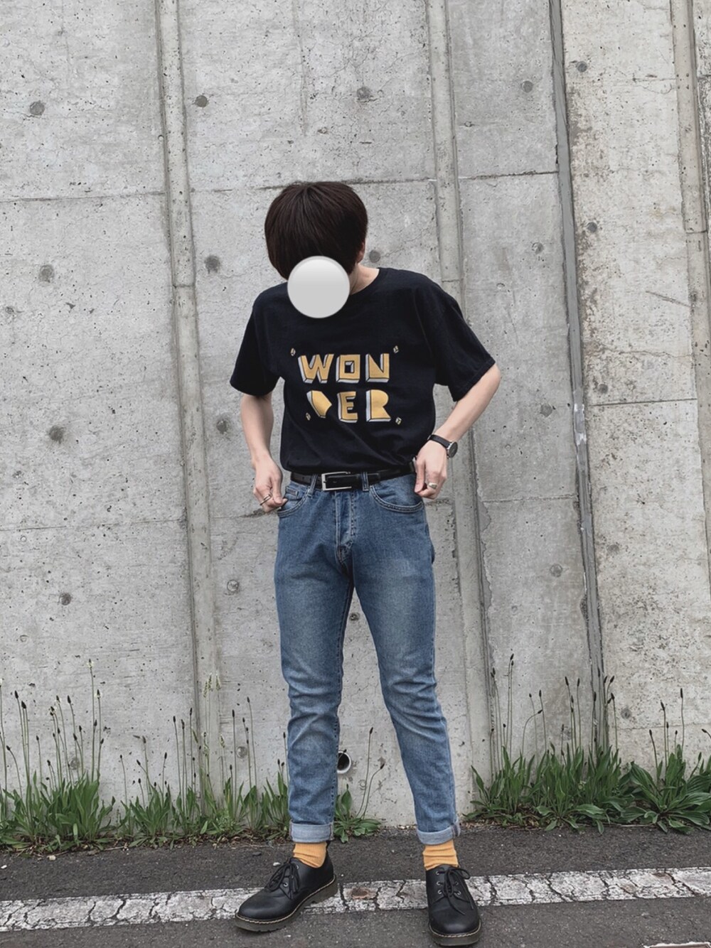 ブラック系のTシャツ/カットソー、ブラック系のデニムパンツ、ブラック系のドレスシューズを着用したメンズの春コーディネートの1枚目の写真