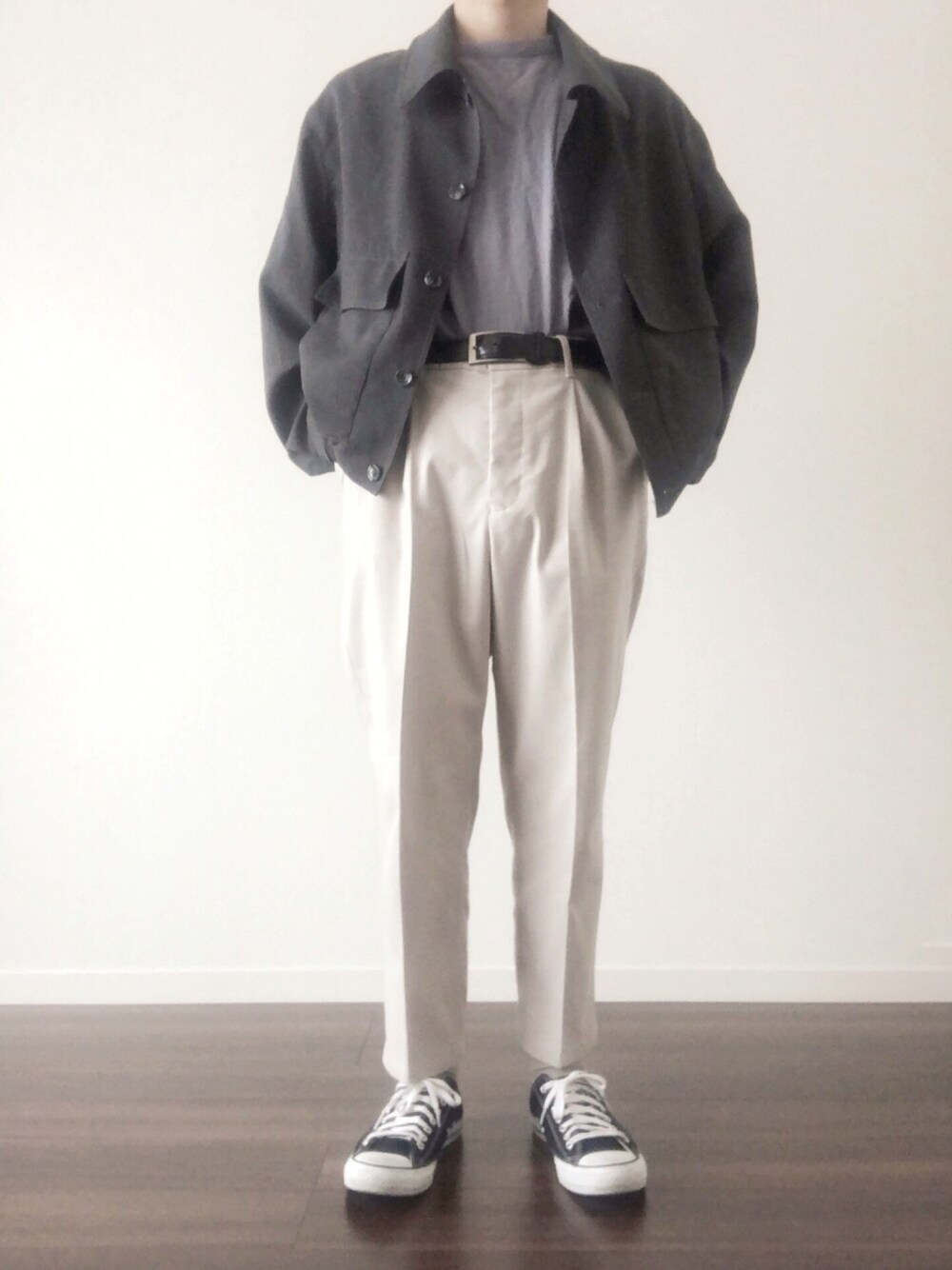 ブラック系のブルゾン、ブルー系のTシャツ/カットソー、ホワイト系のその他パンツを着用したメンズの春コーディネートの1枚目の写真