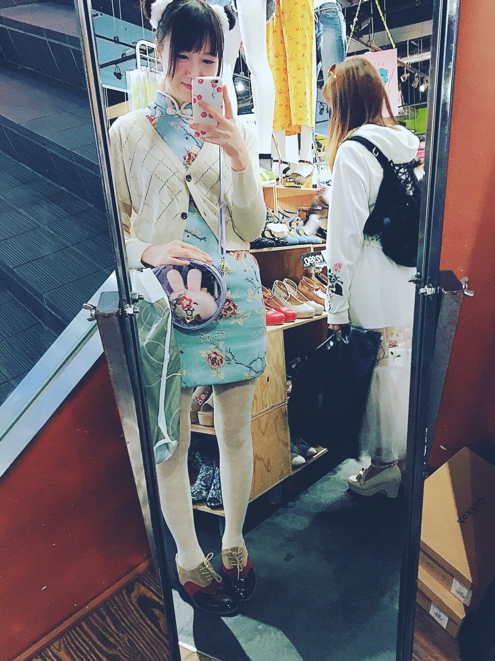 「チャイナ、旗袍、ChinaGirl」｜「暴力杂货のアイテム（ジャンパースカート、ブルー系）」を使った、泓さん（レディース・168cm）の春コーディネートの1枚目の写真