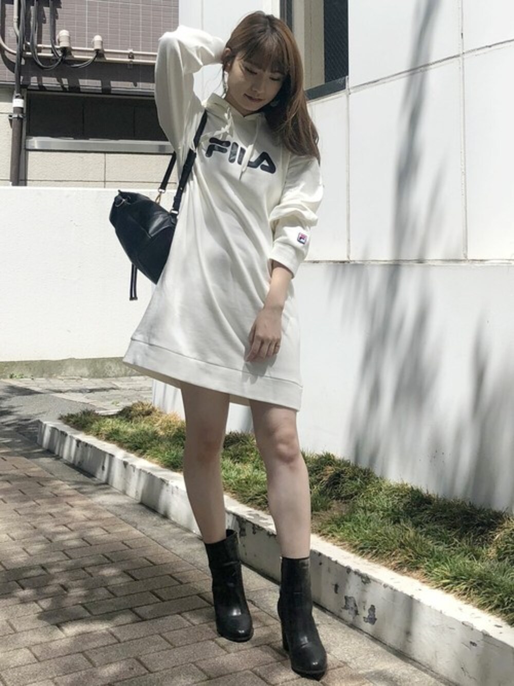 「パーカーワンピース、FILA、カジュアルコーデ、MERCURYDUO(MERCURYDUO)、FILA×MERCURYDUO」｜「MERCURYDUOの【FILA×MERCURYDUO】 裏毛パーカーワンピース（ワンピース、ホワイト系）」を使った、尼子ゆいさん（レディース・158cm）の夏コーディネートの1枚目の写真
