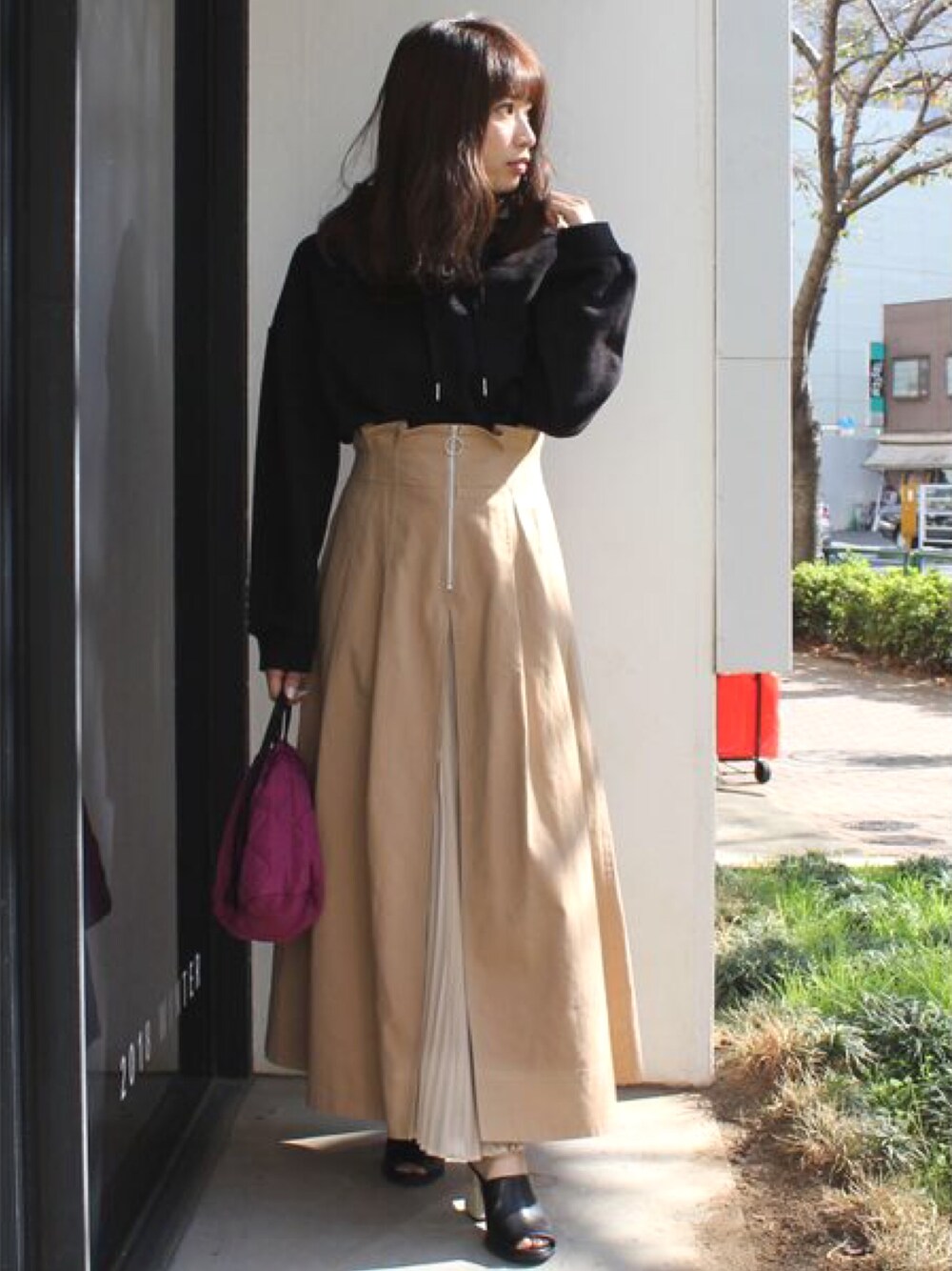 「FILA、FILAコーデ、カジュアルミックス、大人カジュアル、パーカーコーデ、フレアスカート、休日スタイル、スポーツミックス」｜「MERCURYDUOの【FILA×MERCURYDUO】裏毛パーカー（パーカー、ブラック系）」を使った、尼子ゆいさん（レディース・158cm）の冬コーディネートの1枚目の写真