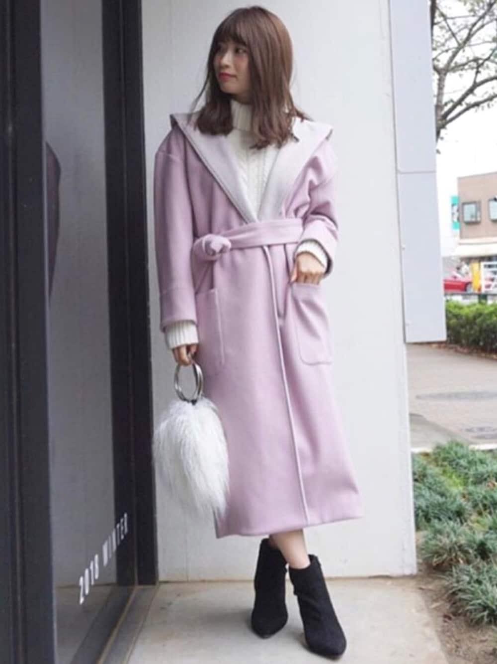 「大人カジュアル、キレイめ、ファーバッグ、ガウンコート、MERCURYDUO(MERCURYDUO)、ゆるコーデ、大人フェミニン、タートルニットワンピース」｜「MERCURYDUOの配色ガウンコート（その他アウター、パープル系）」を使った、尼子ゆいさん（レディース・158cm）の冬コーディネートの1枚目の写真