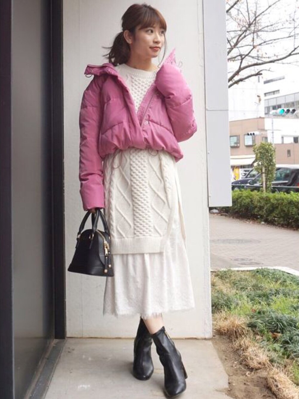 「ケーブルニット、ニットワンピース、カラーダウン、ショートダウン、ロングワンピース、カジュアルミックス、MERCURYDUO(MERCURYDUO)、ピンク×白」｜「MERCURYDUOのショートダウンコート（ダウンジャケット/コート、ピンク系）」を使った、尼子ゆいさん（レディース・158cm）の冬コーディネートの1枚目の写真