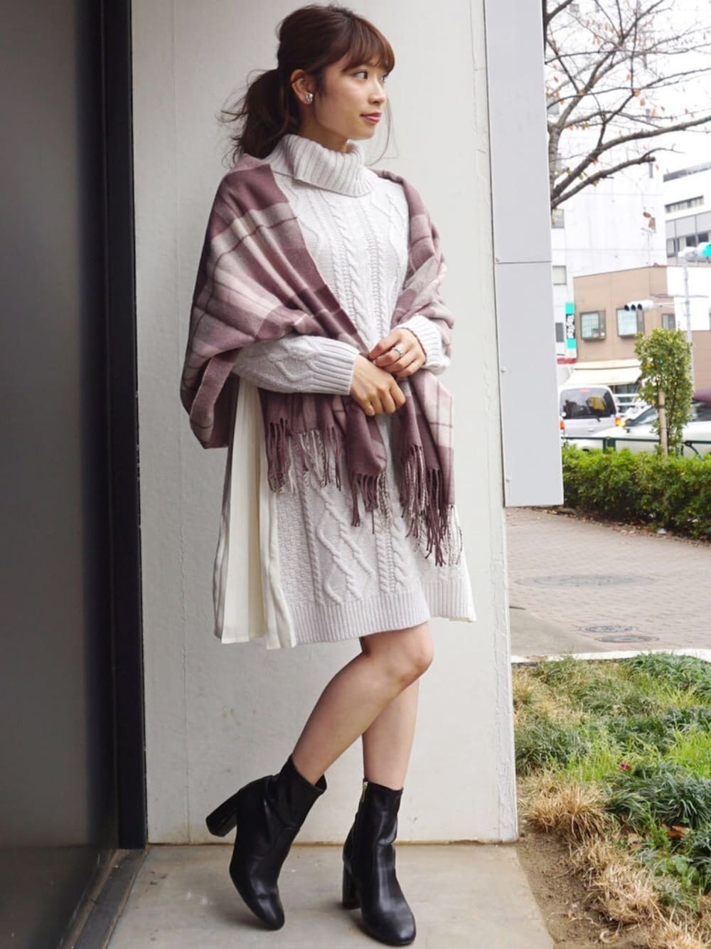 「チェックストール、ニットワンピース、きれいめカジュアル、MERCURYDUO(MERCURYDUO)、白ワンピース、ケーブルニットワンピース、ストールコーデ、タートルネックワンピース」｜「MERCURYDUOのチェックストール（ストール/ショール、ブラウン系）」を使った、尼子ゆいさん（レディース・158cm）の冬コーディネートの1枚目の写真