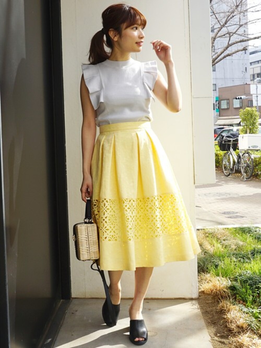 「フレアスカート、春服、春コーデ、フリルニット、MERCURYDUO(MERCURYDUO)、大人フェミニン、パステルコーデ」｜「MERCURYDUOのショルダーフリルハイネックニット（ニット/セーター、グレー系）」を使った、尼子ゆいさん（レディース・158cm）の冬コーディネートの1枚目の写真
