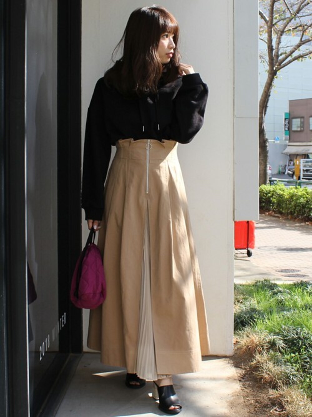 「大人カジュアル、スポーツミックス、FILA、カジュアルミックス、MERCURYDUO(MERCURYDUO)、パーカーコーデ、FILA×MERCURYDUO」｜「MERCURYDUOの【FILA×MERCURYDUO】裏毛パーカー（パーカー、ブラック系）」を使った、尼子ゆいさん（レディース・158cm）の冬コーディネートの1枚目の写真