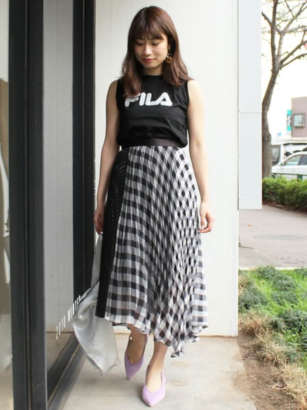 「ギンガムチェック、スポーツミックス、チェックスカート、春コーデ、MERCURYDUO(MERCURYDUO)、イレヘムスカート、FILA×MERCURYDUO」｜「MERCURYDUOのギンガムブロッキングプリーツスカート（スカート、ブラック系）」を使った、尼子ゆいさん（レディース・158cm）の春コーディネートの1枚目の写真