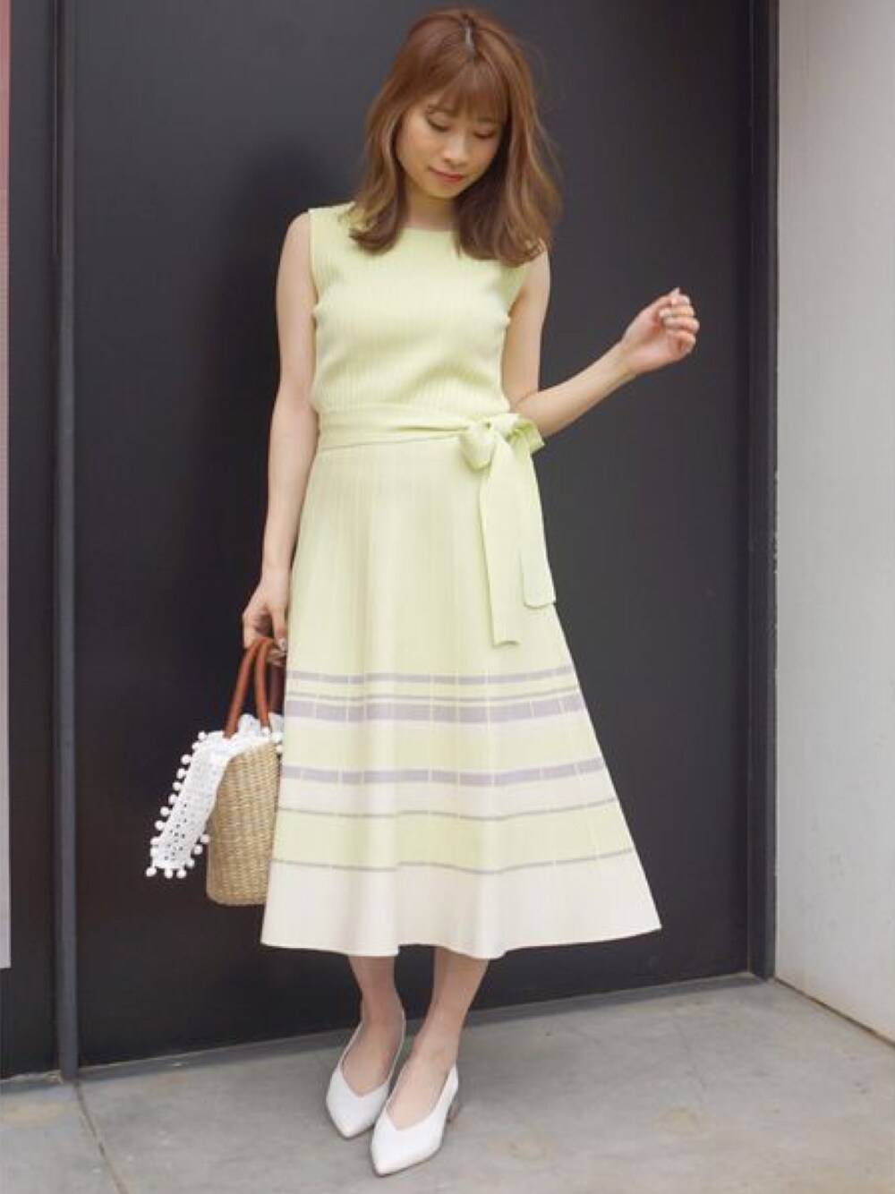 「MERCURYDUO(MERCURYDUO)、ニットワンピース、プリーツワンピース、ライムグリーン、ボーダーワンピース、カラーワンピース、キレイめ、大人フェミニン」｜「MERCURYDUOのプリーツボーダーニットワンピース（ワンピース、グリーン系）」を使った、尼子ゆいさん（レディース・158cm）の春コーディネートの1枚目の写真