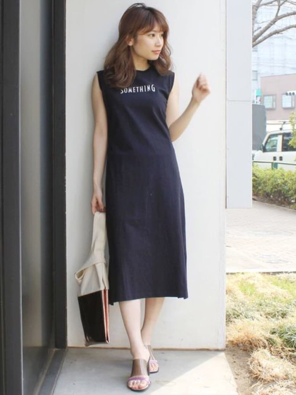 「大人カジュアル、カジュアルミックス、夏コーデ、Tシャツワンピ、カジュアルコーデ、MERCURYDUO(MERCURYDUO)、SOMETHING、カットワンピース、ノースリワンピ」｜「MERCURYDUOの【SOMETHING×MERCURYDUO】ノースリカットロングワンピース（ワンピース、ブラック系）」を使った、尼子ゆいさん（レディース・158cm）の春コーディネートの1枚目の写真