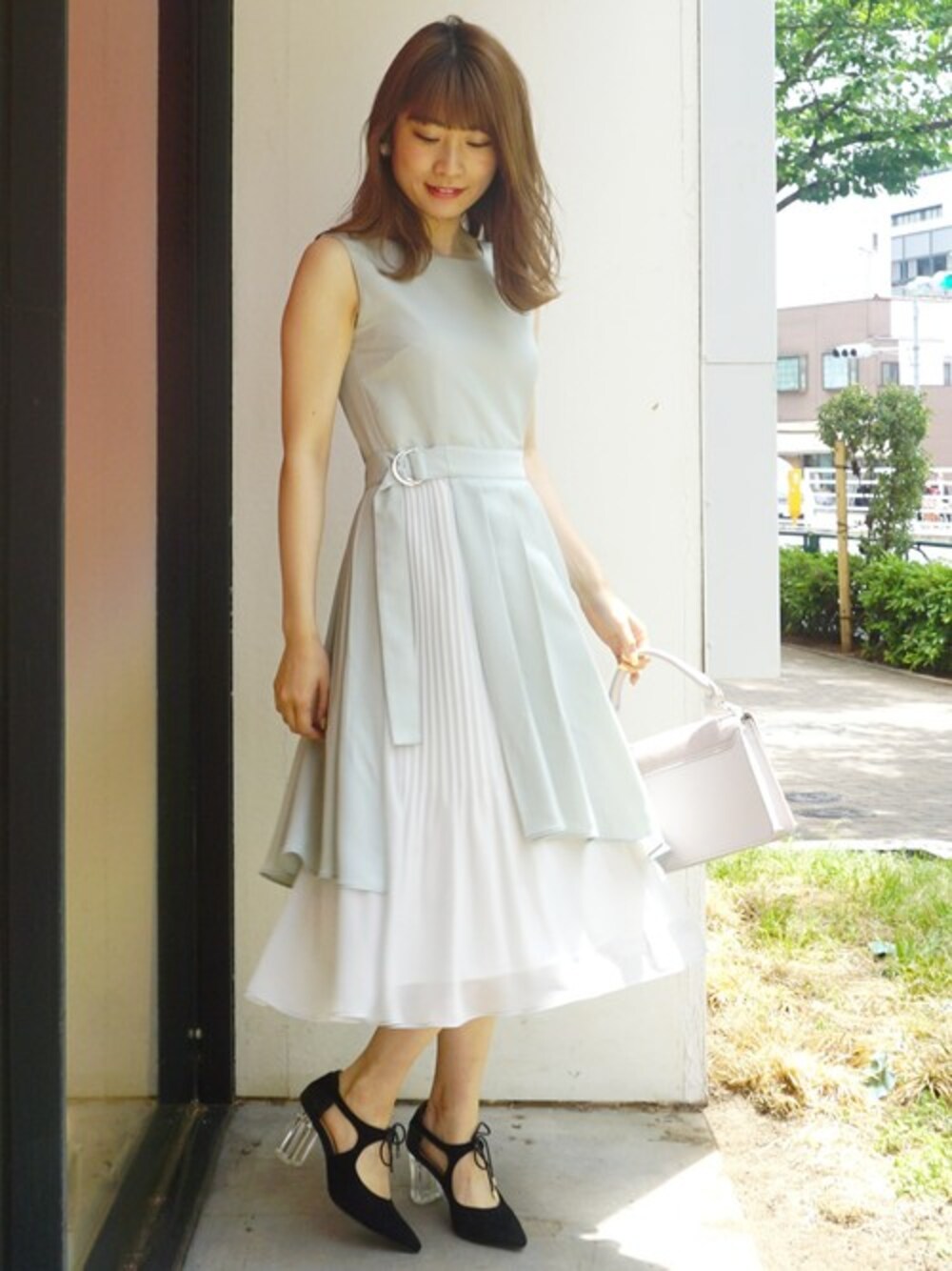「ワンピース、きれいめスタイル、パーティースタイル、結婚式、オケージョン、結婚式二次会スタイル、MERCURYDUO(MERCURYDUO)、大人フェミニン」｜「MERCURYDUOの異素材プリーツ切替ワンピース（無地）（ドレス、グリーン系）」を使った、尼子ゆいさん（レディース・158cm）の春コーディネートの1枚目の写真