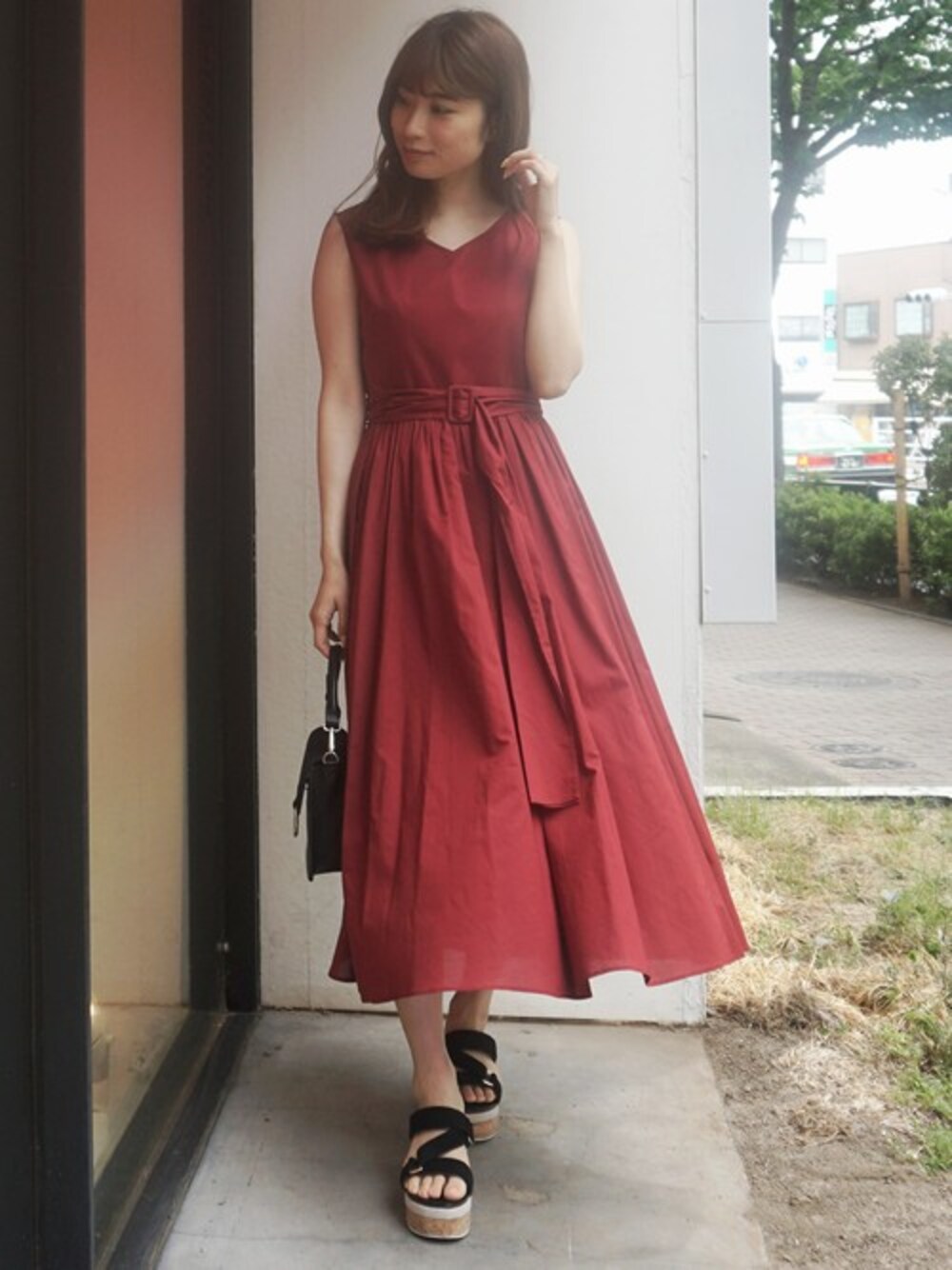 「ウエストマーク、きれいめカジュアル、ロングワンピース、リゾートスタイル、マキシ丈ワンピース、MERCURYDUO(MERCURYDUO)、レッドコーデ、大人フェミニン、カラーワンピース」｜「MERCURYDUOのバックデザインボイルワンピース（ワンピース、レッド系）」を使った、尼子ゆいさん（レディース・158cm）の夏コーディネートの1枚目の写真