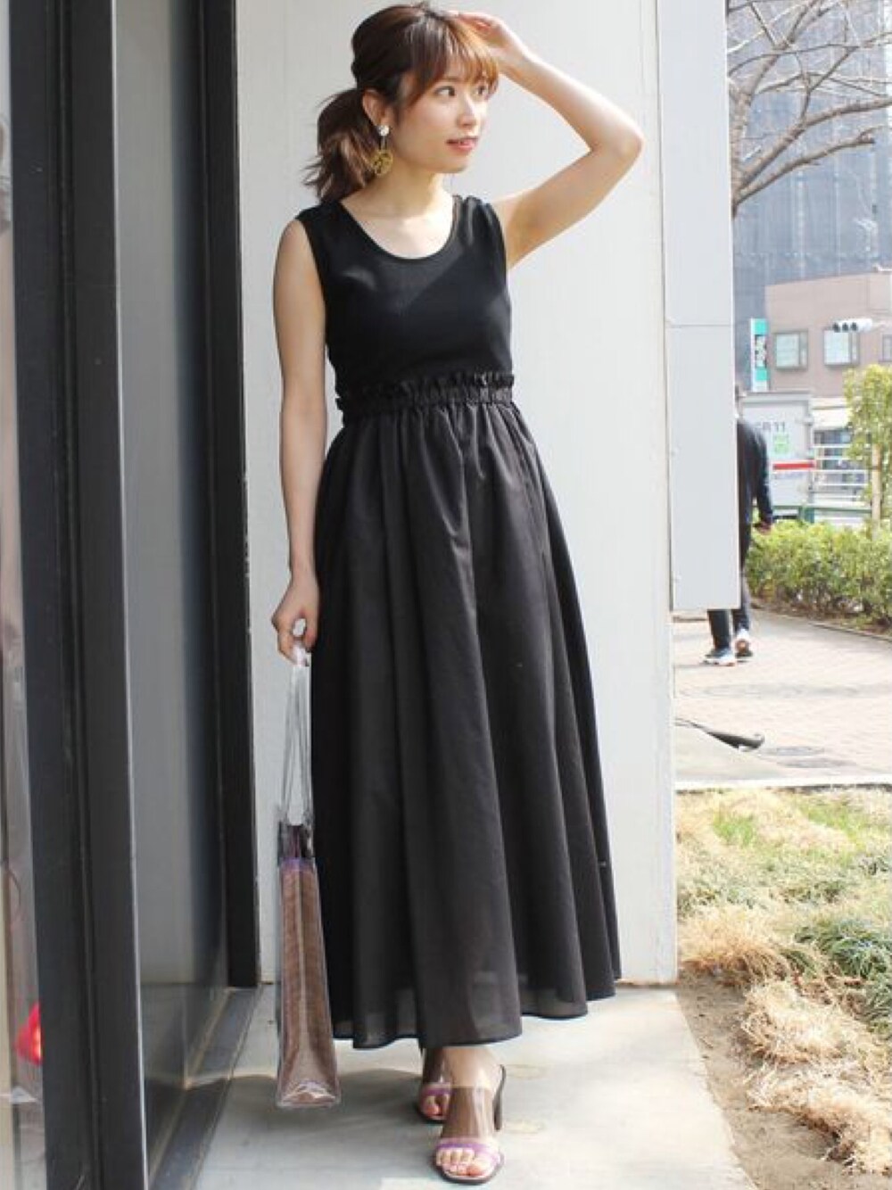 「ロングワンピース、かごバッグ、カジュアルミックス、マキシ丈ワンピース、MERCURYDUO(MERCURYDUO)、クリアバッグ、ペタンコサンダル、リゾートワンピース」｜「MERCURYDUOのコットンボイルドッキングカットワンピース（ワンピース、ブラック系）」を使った、尼子ゆいさん（レディース・158cm）の夏コーディネートの1枚目の写真