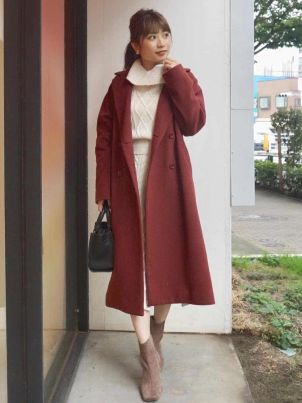 「コート、ワンピース、チェスターコート、ボルドー、冬コーデ、大人カジュアル、ブラウン、カジュアルミックス、MERCURYDUO(MERCURYDUO)、ブラウンコーデ」｜「MERCURYDUOのモッサダブル釦コート（ジャケット/アウター、ブラウン系）」を使った、尼子ゆいさん（レディース・158cm）の夏コーディネートの1枚目の写真