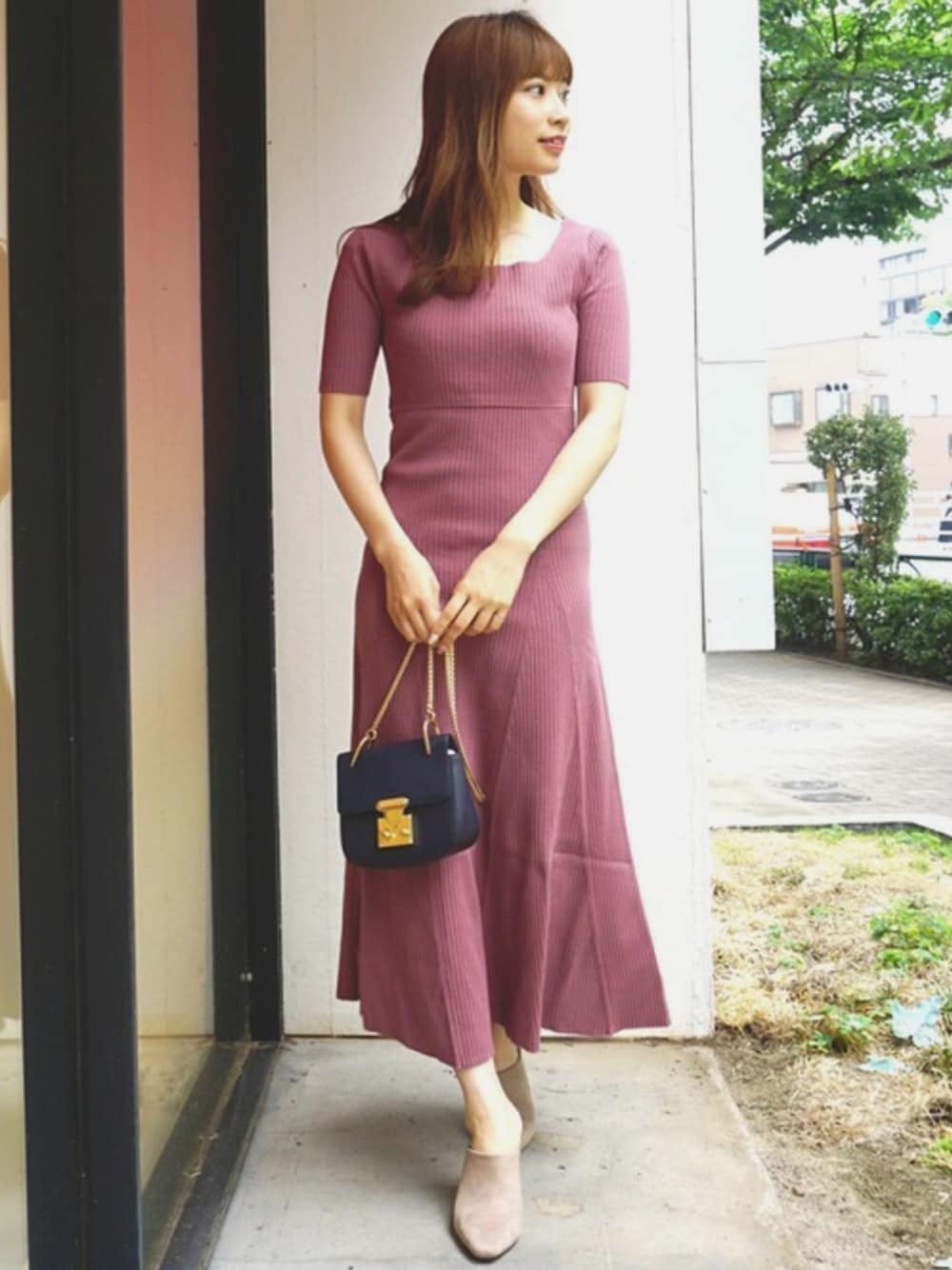 「ワンピース、ピンク、ニットワンピース、フィットアンドフレア、ロングワンピース、MERCURYDUO(MERCURYDUO)、大人フェミニン、秋カラー、コックリカラー、袖付ワンピース」｜「MERCURYDUOのリブニットロングワンピース（ワンピース、ピンク系）」を使った、尼子ゆいさん（レディース・158cm）の夏コーディネートの1枚目の写真