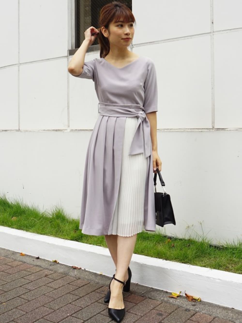 「ワンピース、パンプス、グレー、パーティースタイル、ウエストマーク、プリーツスカート、オケージョン、結婚式二次会スタイル、MERCURYDUO(MERCURYDUO)、袖付きワンピース」｜「MERCURYDUOのドッキングプリーツ切替ワンピース（ワンピース、グレー系）」を使った、尼子ゆいさん（レディース・158cm）の秋コーディネートの1枚目の写真