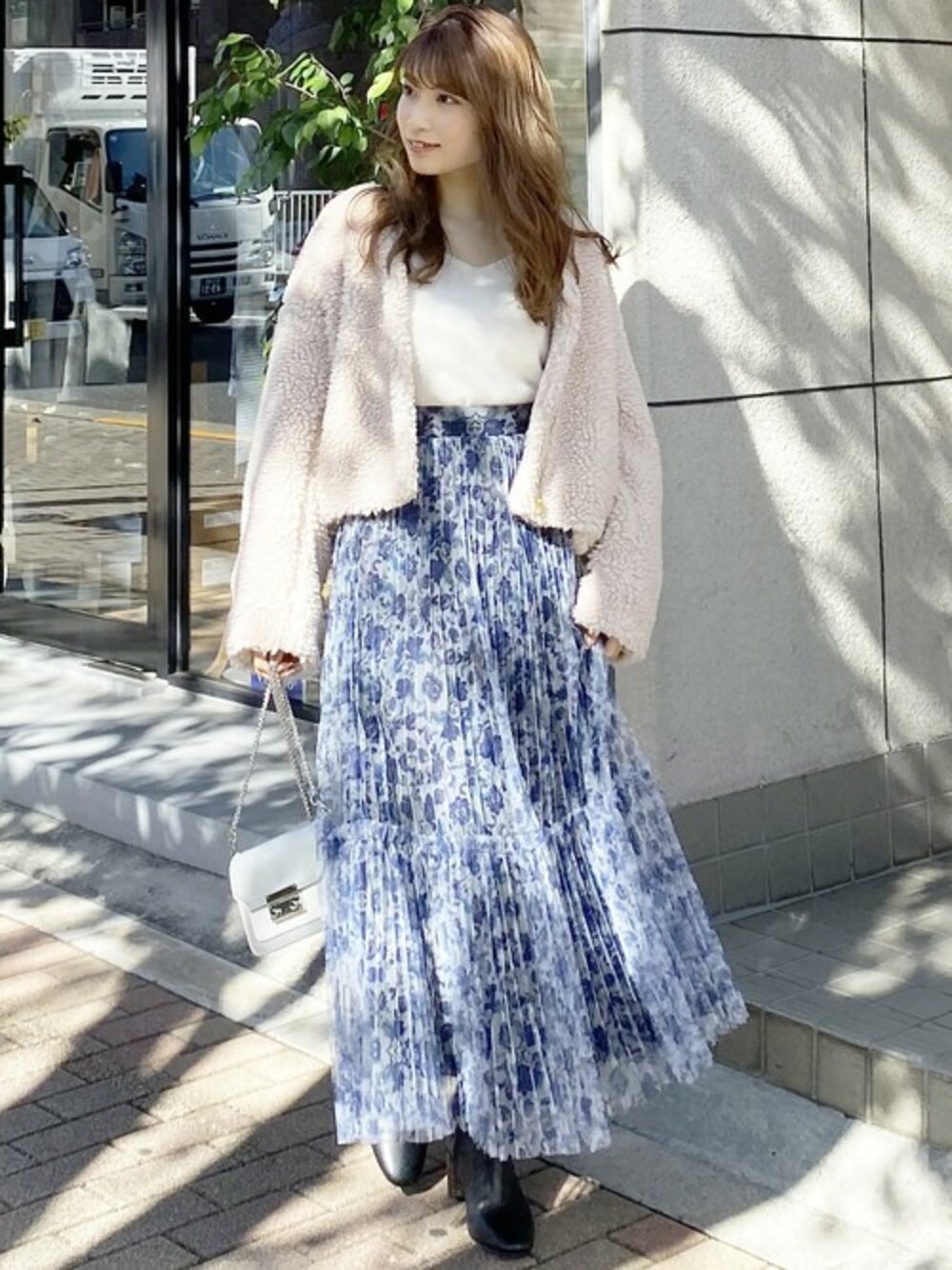「チュールスカート、ロングスカート、プリーツスカート、ボアジャケット、カジュアルミックス、花柄スカート、MERCURYDUO(MERCURYDUO)、大人フェミニン、ボアコート、ボアブルゾン」｜「MERCURYDUOのチュールフラワープリーツスカート（スカート、ブルー系）」を使った、尼子ゆいさん（レディース・158cm）の冬コーディネートの1枚目の写真