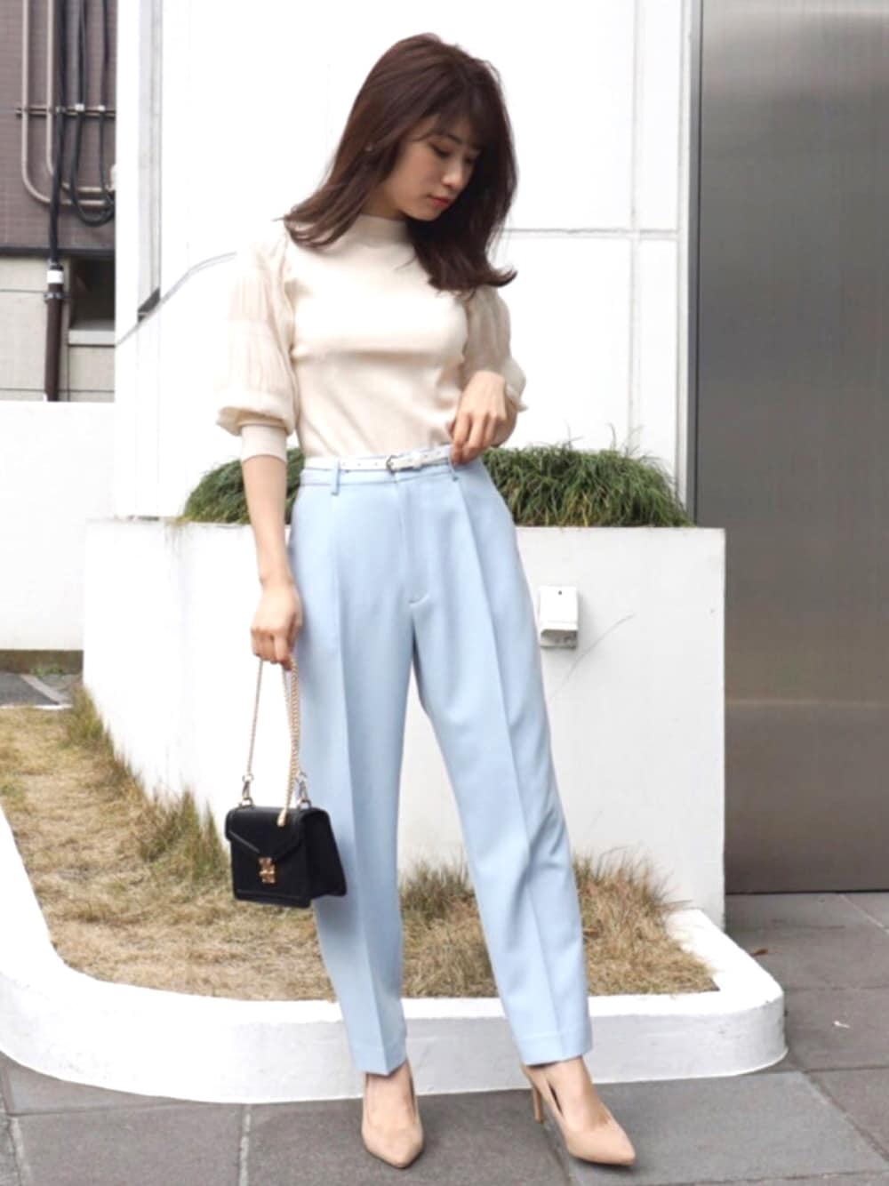 「テーパードパンツ、カラーパンツ、白ニット、デートコーデ、通勤コーデ、ﾌﾞﾙｰﾊﾟﾝﾂ、MERCURYDUO(MERCURYDUO)、袖シフォン、ボリューム袖」｜「MERCURYDUOのプリーツスリーブモックネックニット（ニット/セーター、ホワイト系）」を使った、尼子ゆいさん（レディース・158cm）の冬コーディネートの1枚目の写真
