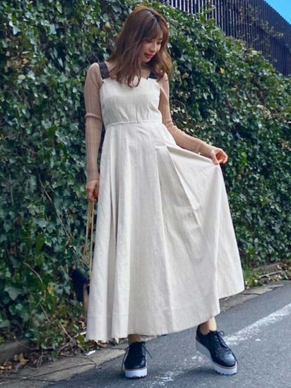 「ワンピース、ベージュ、ジャンスカ、ジャンパースカート、リネン、ロングワンピース、MERCURYDUO(MERCURYDUO)、大人フェミニン、シアーニット」｜「MERCURYDUOのカラーステッチジャンスカ（ジャンパースカート、ホワイト系）」を使った、尼子ゆいさん（レディース・158cm）の春コーディネートの1枚目の写真