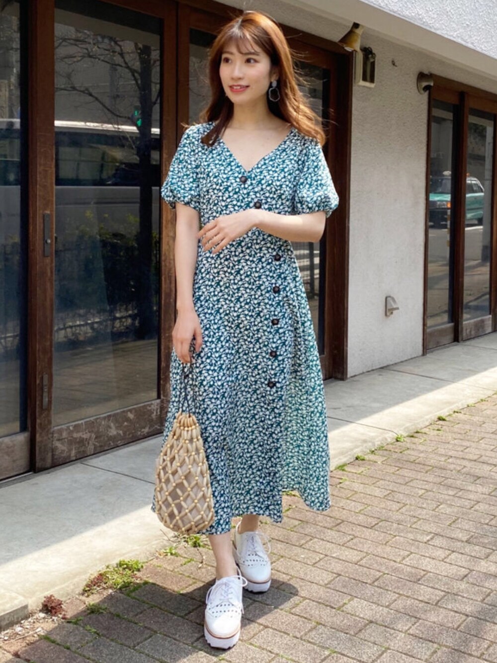 「MERCURYDUO(MERCURYDUO)、ワンピース、オトナフェミニン、大人フェミニン、花柄ワンピース、レトロ」｜「MERCURYDUOのボタン付フラワーカシュクールワンピース（ワンピース、グリーン系）」を使った、尼子ゆいさん（レディース・158cm）の春コーディネートの1枚目の写真