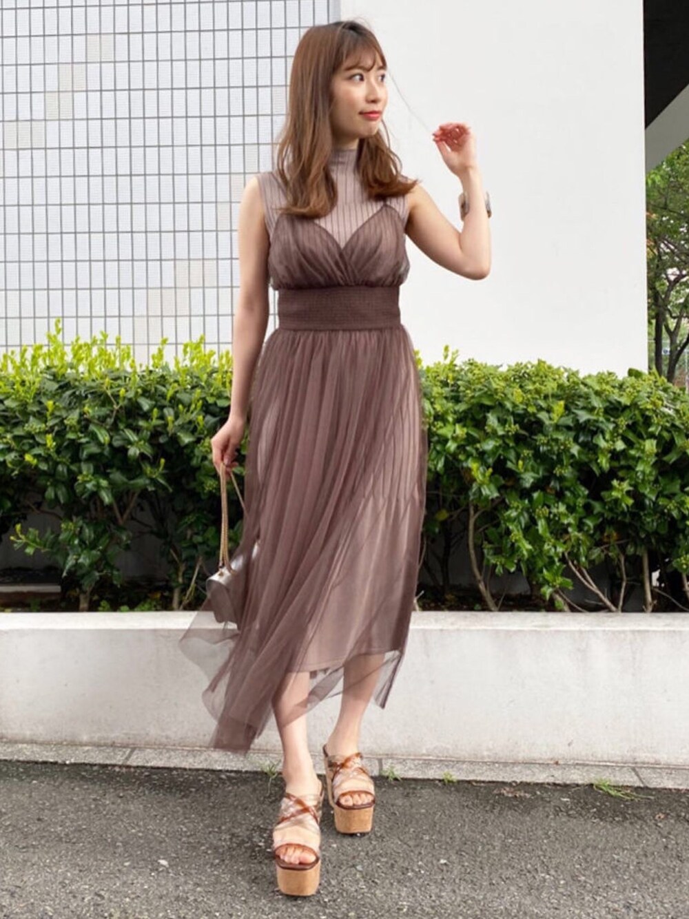 「ワンピース、レイヤードスタイル、MERCURYDUO(MERCURYDUO)、厚底サンダル、ブラウンコーデ、キャミワンピ、クリアサンダル、大人フェミニン、チュールワンピ」｜「MERCURYDUOのチュールキャミセットノースリニットワンピース（ワンピース、ブラウン系）」を使った、尼子ゆいさん（レディース・158cm）の春コーディネートの1枚目の写真