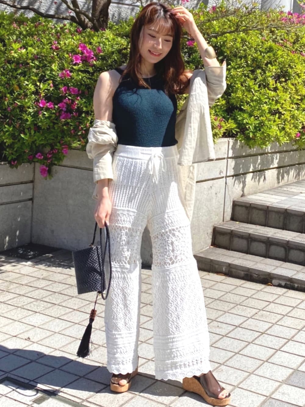 「MERCURYDUO(MERCURYDUO)、アメスリ、鍵編みニット、クロシェット、クロシェ編みパンツ、ニットパンツ、シアーシャツ、リネンシャツ、グリーン、カジュアルミックス」｜「MERCURYDUOのカップ付2WAYアメスリニット（ニット/セーター、グリーン系）」を使った、尼子ゆいさん（レディース・158cm）の春コーディネートの1枚目の写真
